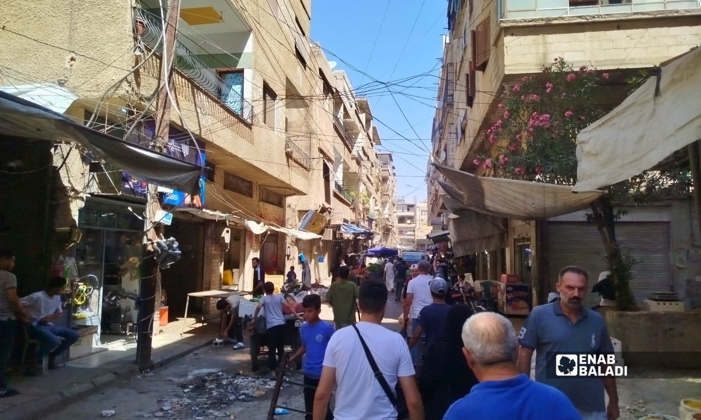حركة المتسوقين بين محال وبسطات «سوق الديارنة» في جديدة عرطوز