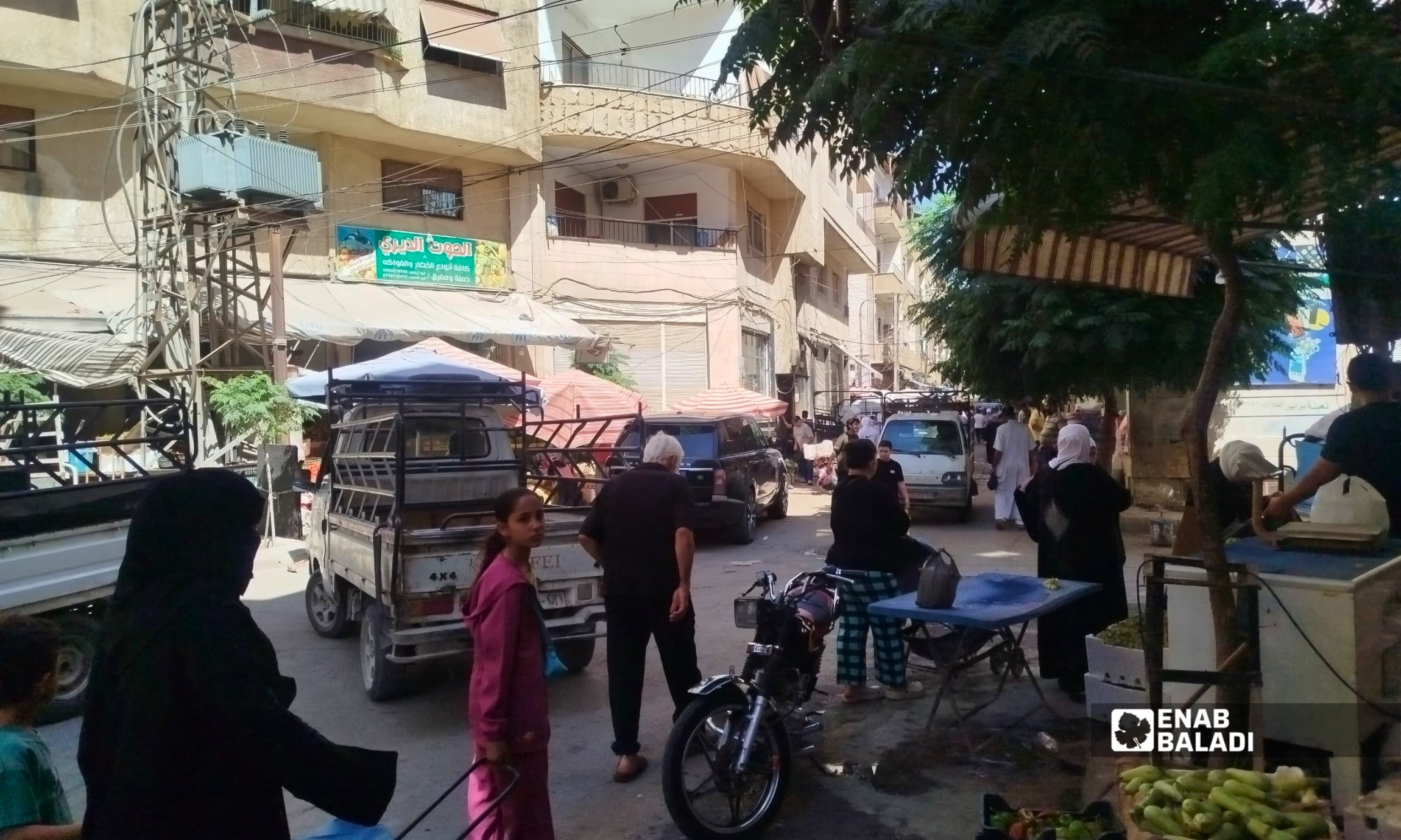 حركة المتسوقين بين محال وبسطات «سوق الديارنة» في جديدة عرطوز