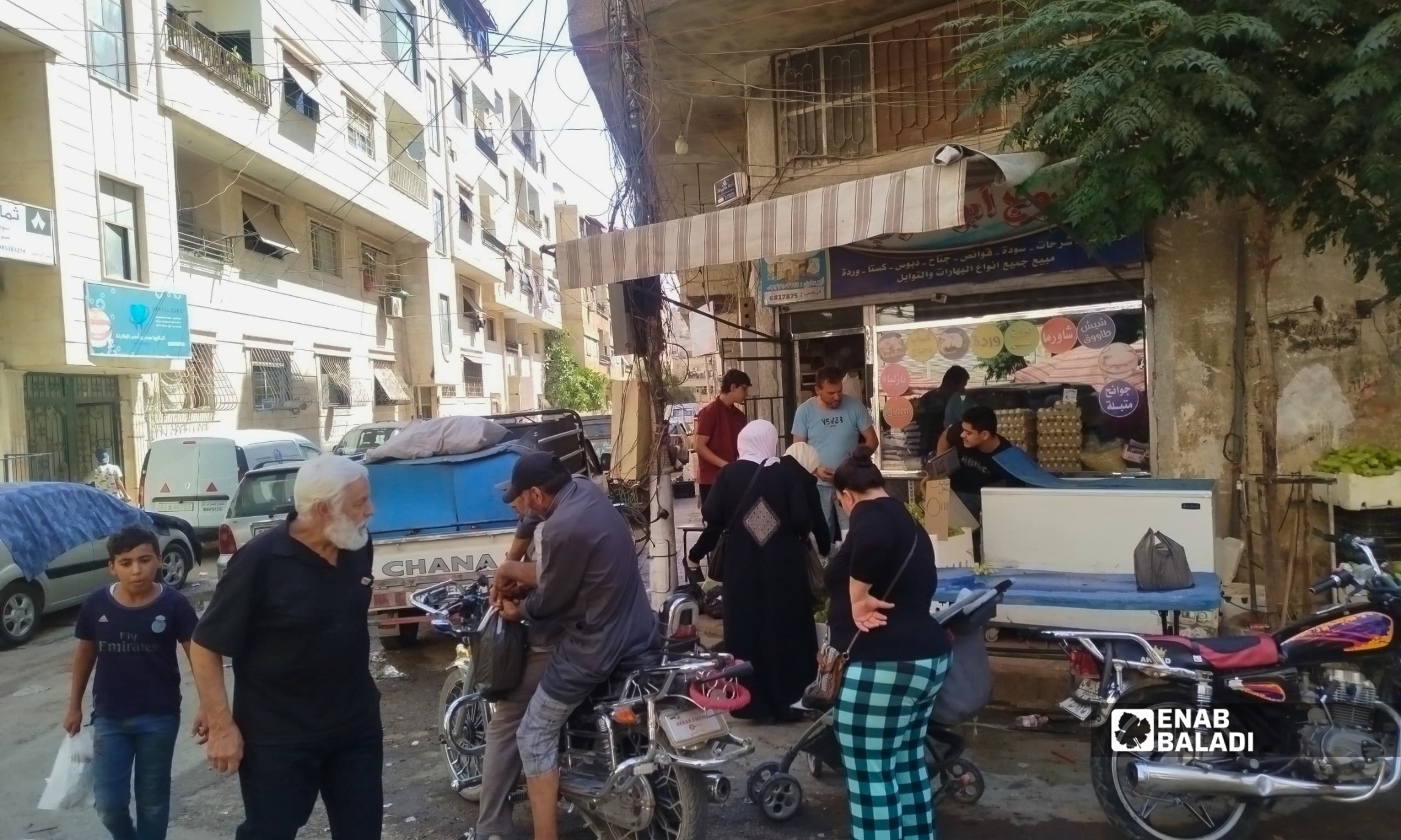 حركة المتسوقين بين محال وبسطات «سوق الديارنة» في جديدة عرطوز