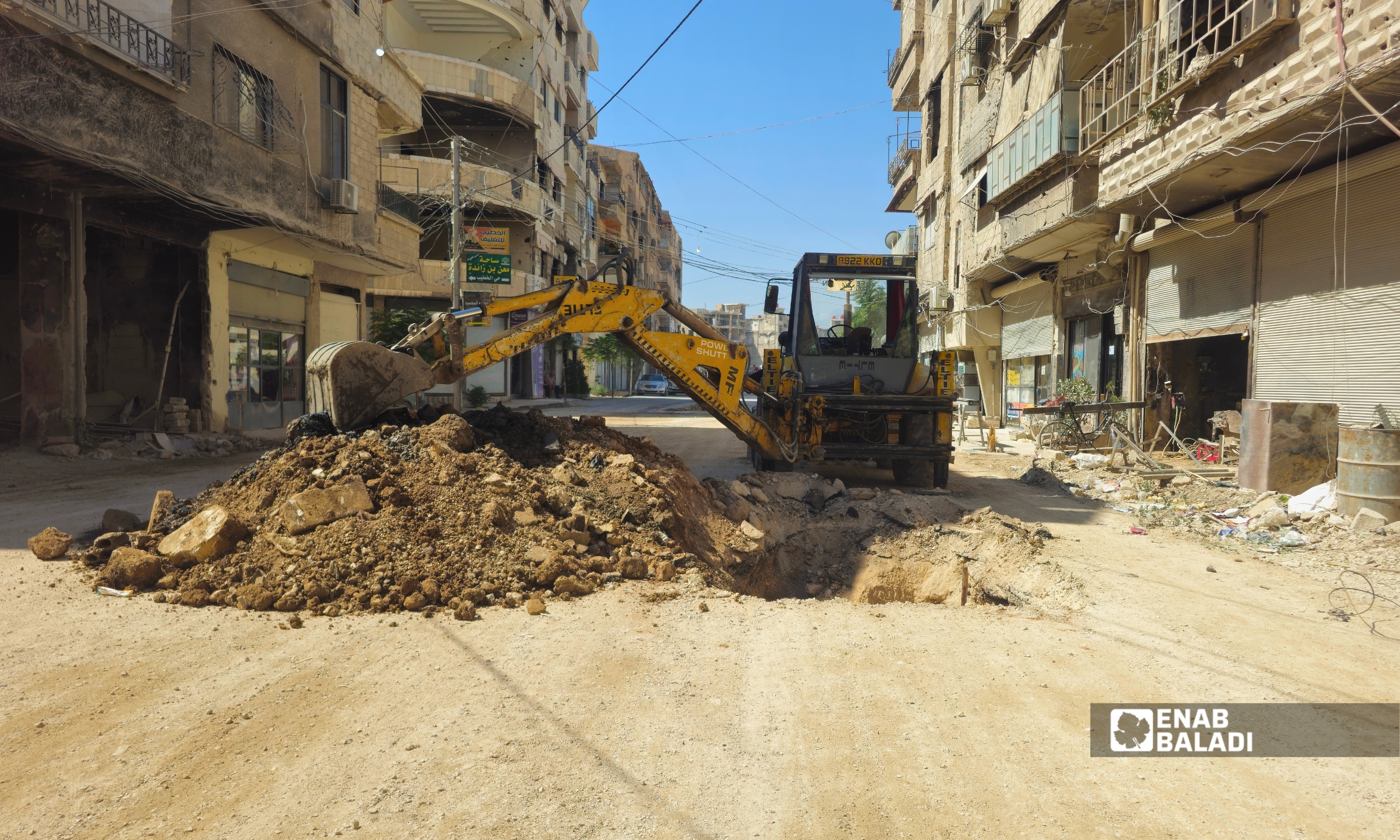 آليات تعمل على تسوية وتأهيل شارع الخولاني في داريا