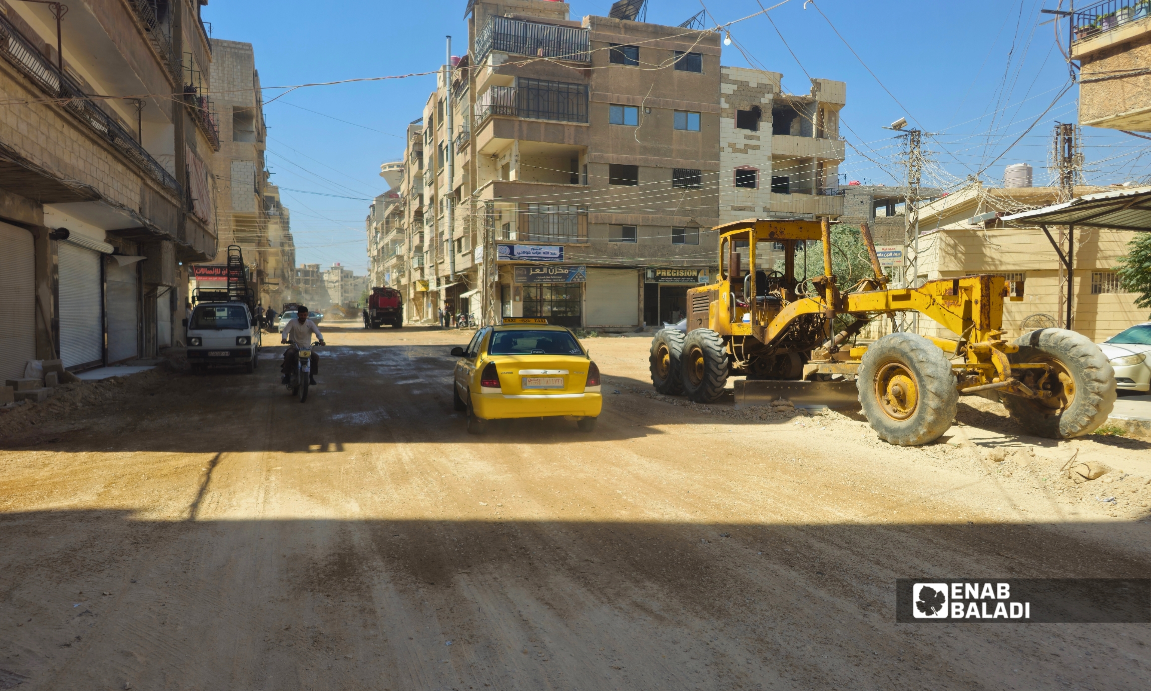 آليات تعمل على تسوية وتأهيل شارع الخولاني في داريا
