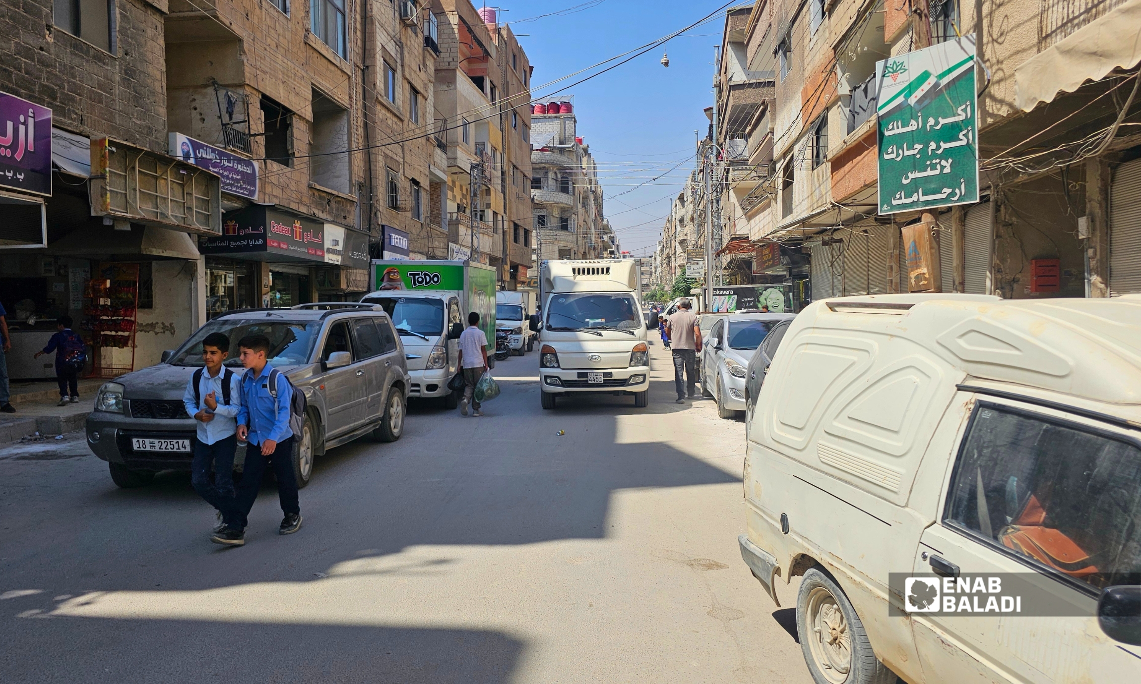 اصطفاف السيارات على جانبي الطريق في منطقة الشاميات بمدينة داريا 