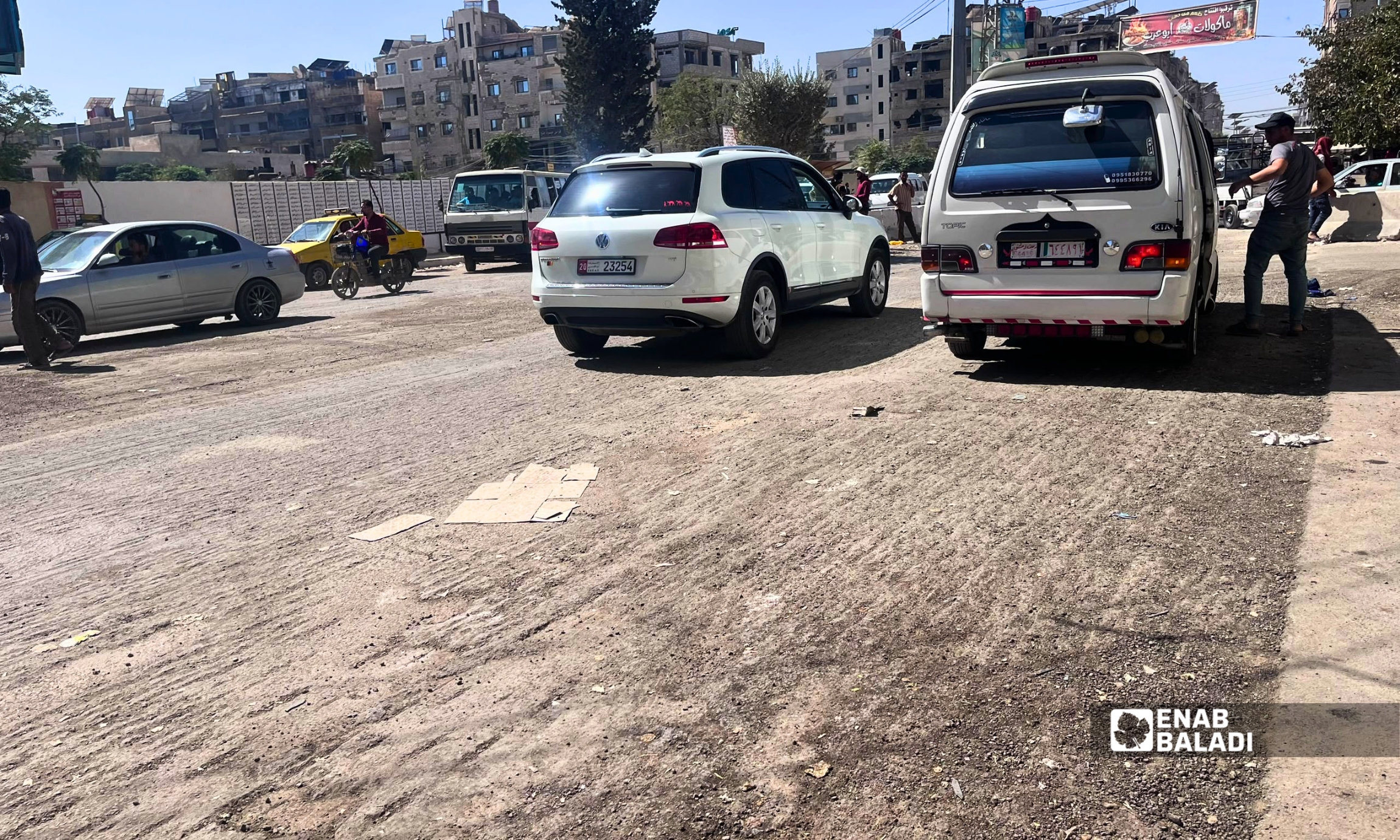 طريق بعد كشطه تمهيدًا للتزفيت في مدينة داريا 
