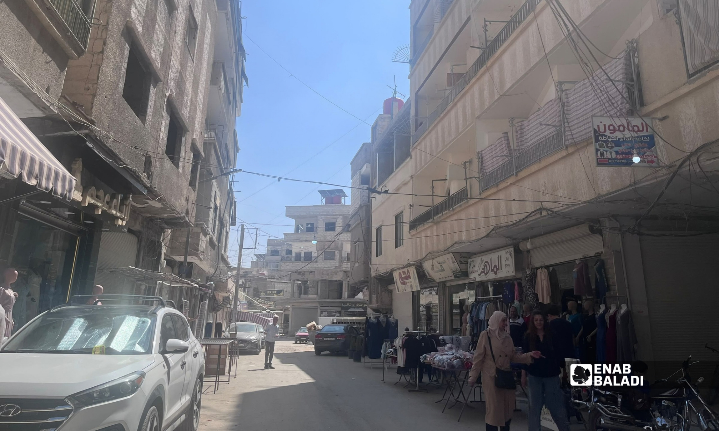 أسلاك ممتدة بين الأبنية في حارة عجم بمدينة داريا