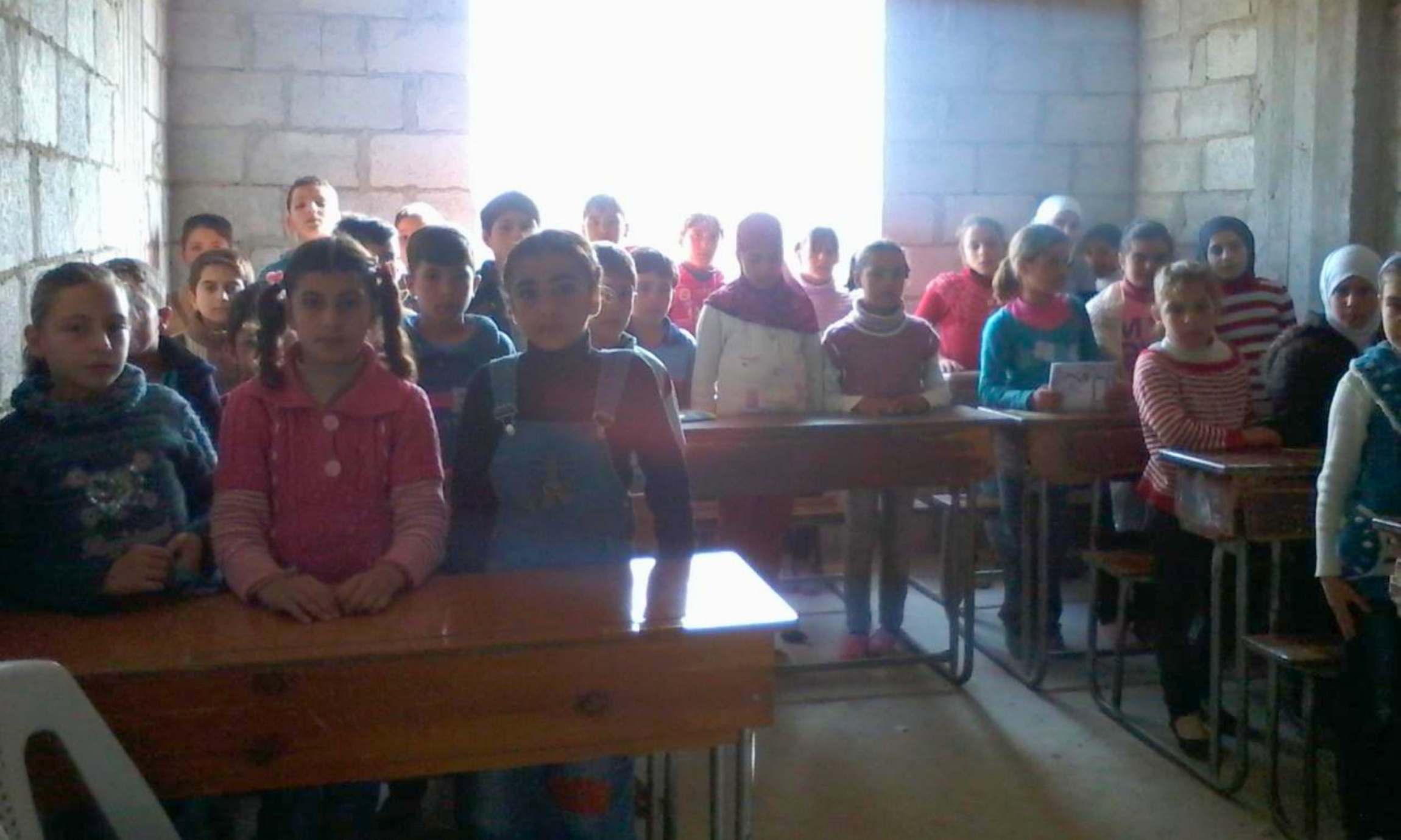 طلاب وكادر «مدرسة داريا الغربية المحدثة» في منطقة شواقة بداريا (أرشيف خديجة الشربجي)