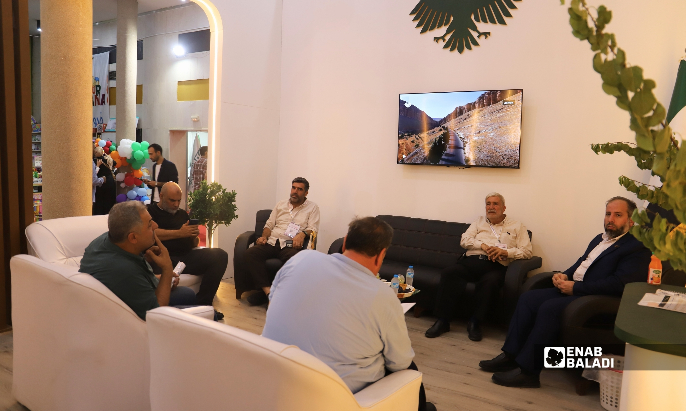 زوار داخل جناح ريف دمشق في معرض دمشق الدولي