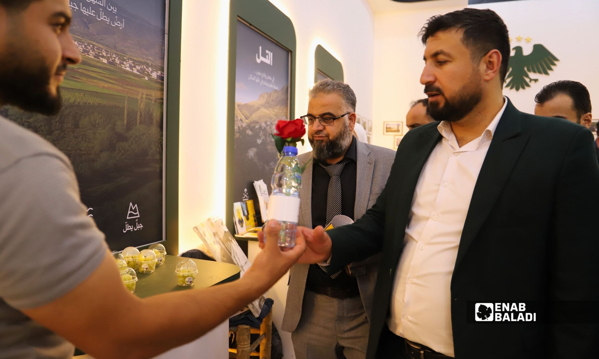 زوار داخل جناح ريف دمشق في معرض دمشق الدولي