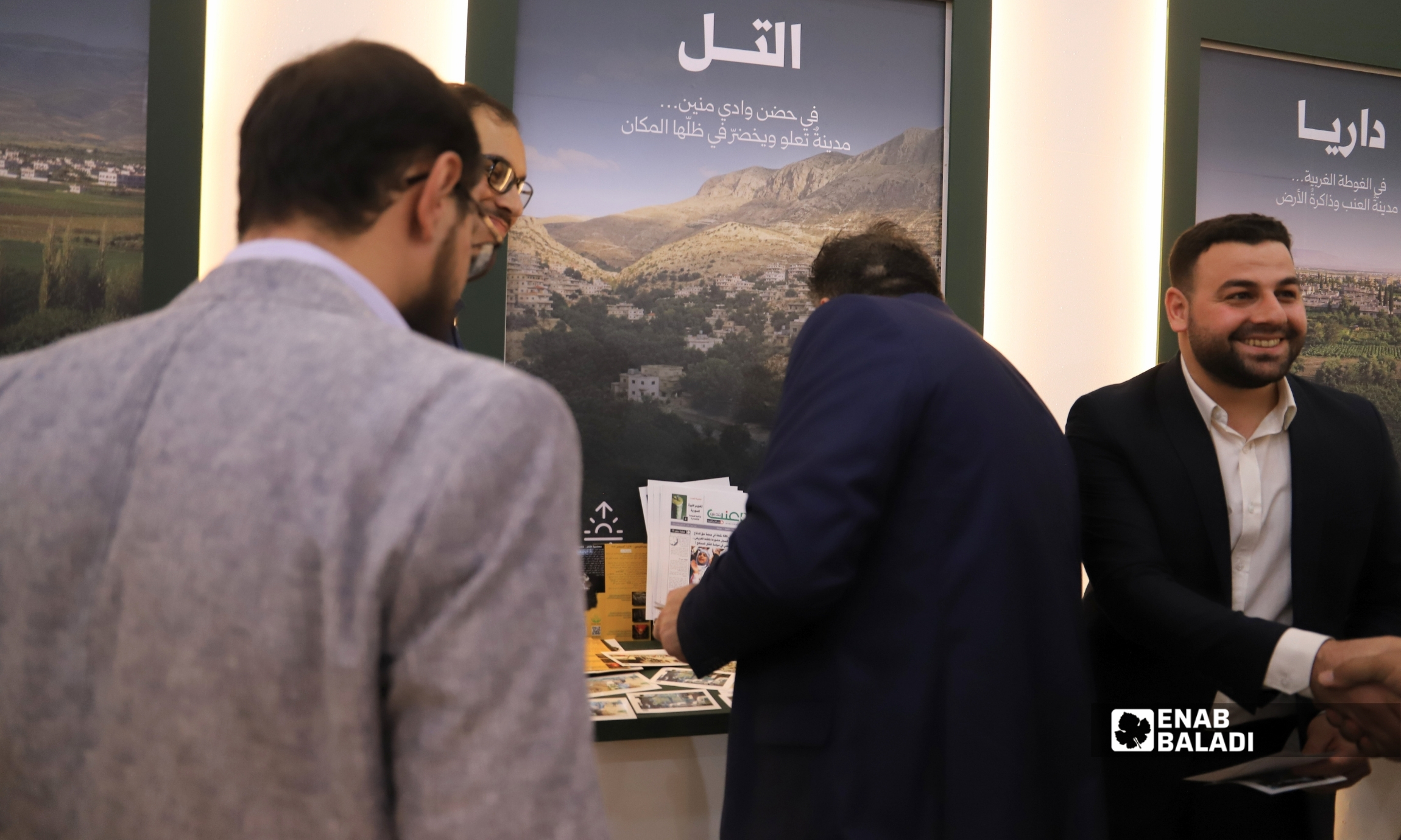 زوار داخل جناح ريف دمشق في معرض دمشق الدولي