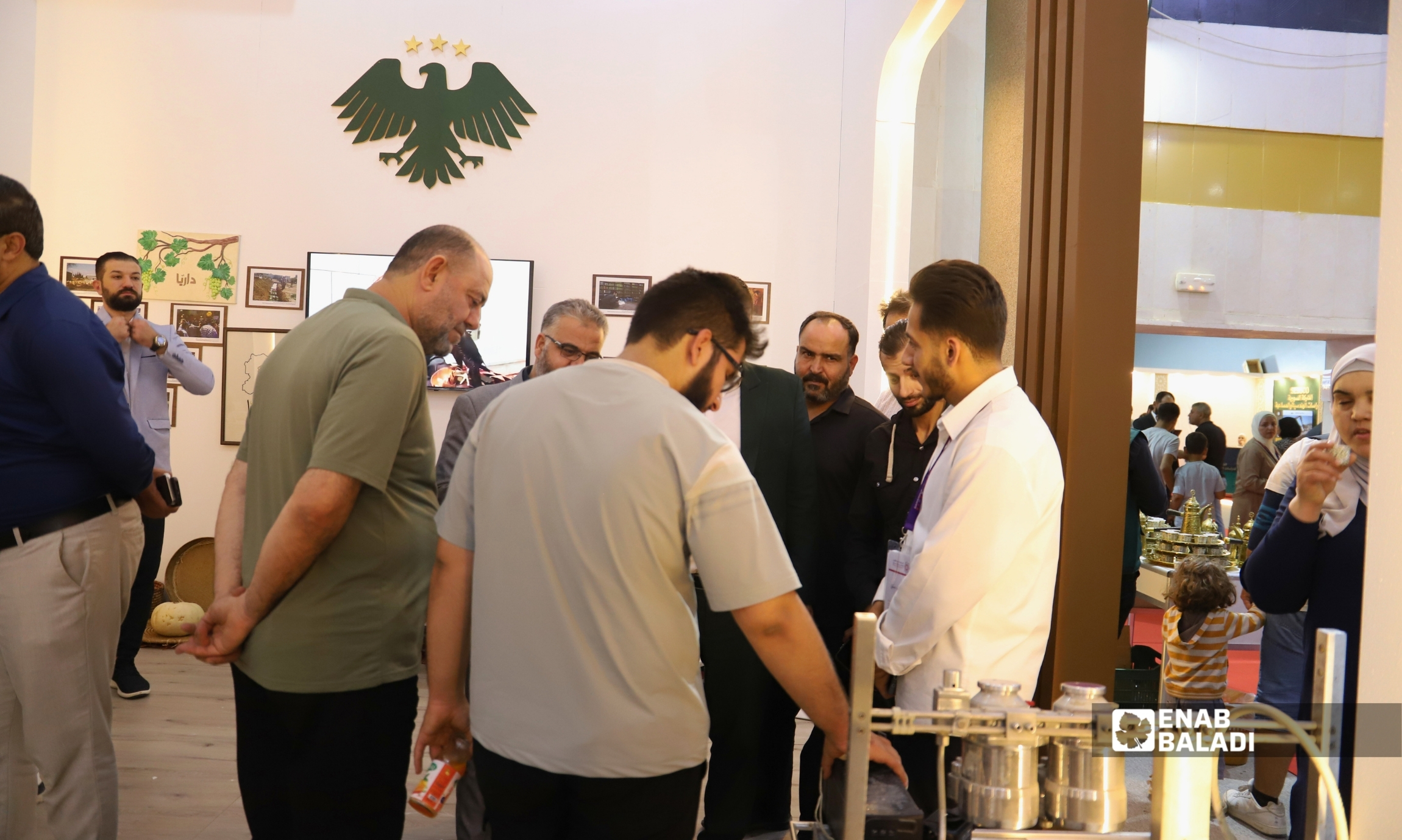 زوار داخل جناح ريف دمشق في معرض دمشق الدولي