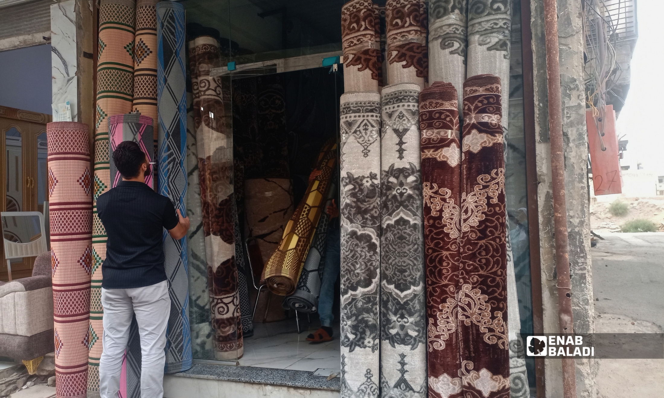 سجاد وموكيت معروضان للبيع في أحد محال مدينة داريا