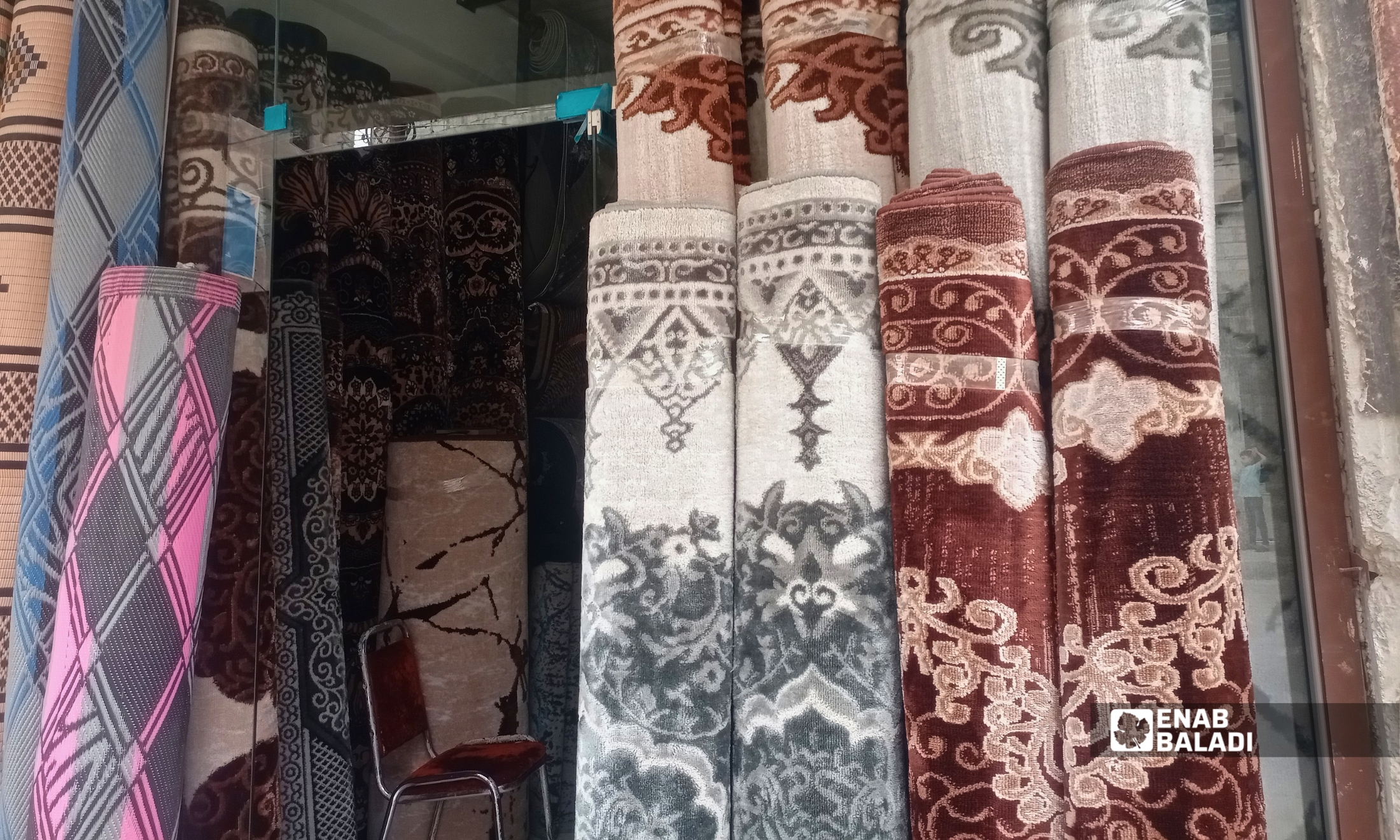 سجاد وموكيت معروضان للبيع في أحد محال مدينة داريا