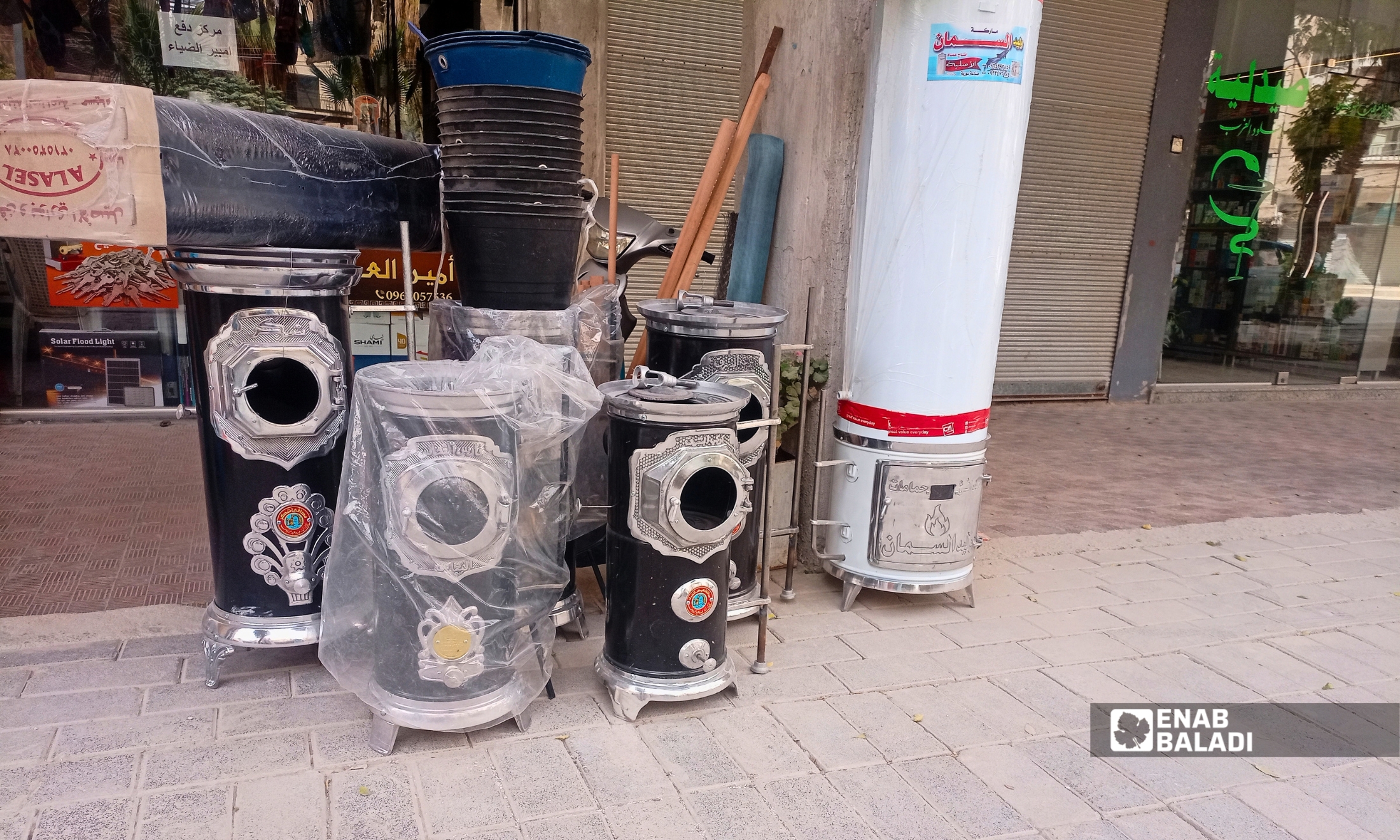 مدافئ معروضة للبيع أمام محل في مدينة داريا
