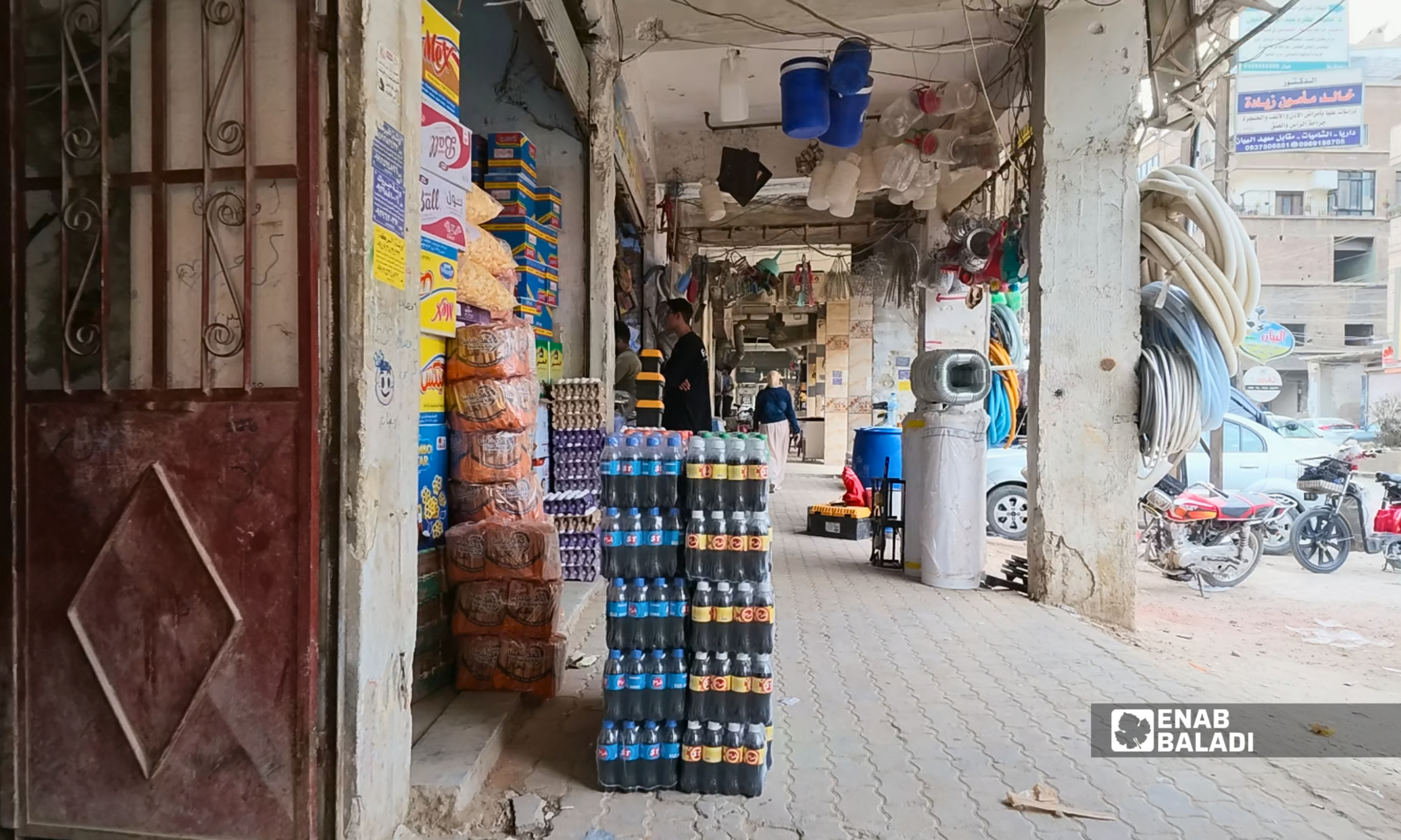 بضائع محال تشغل الرصيف في أحد شوارع داريا