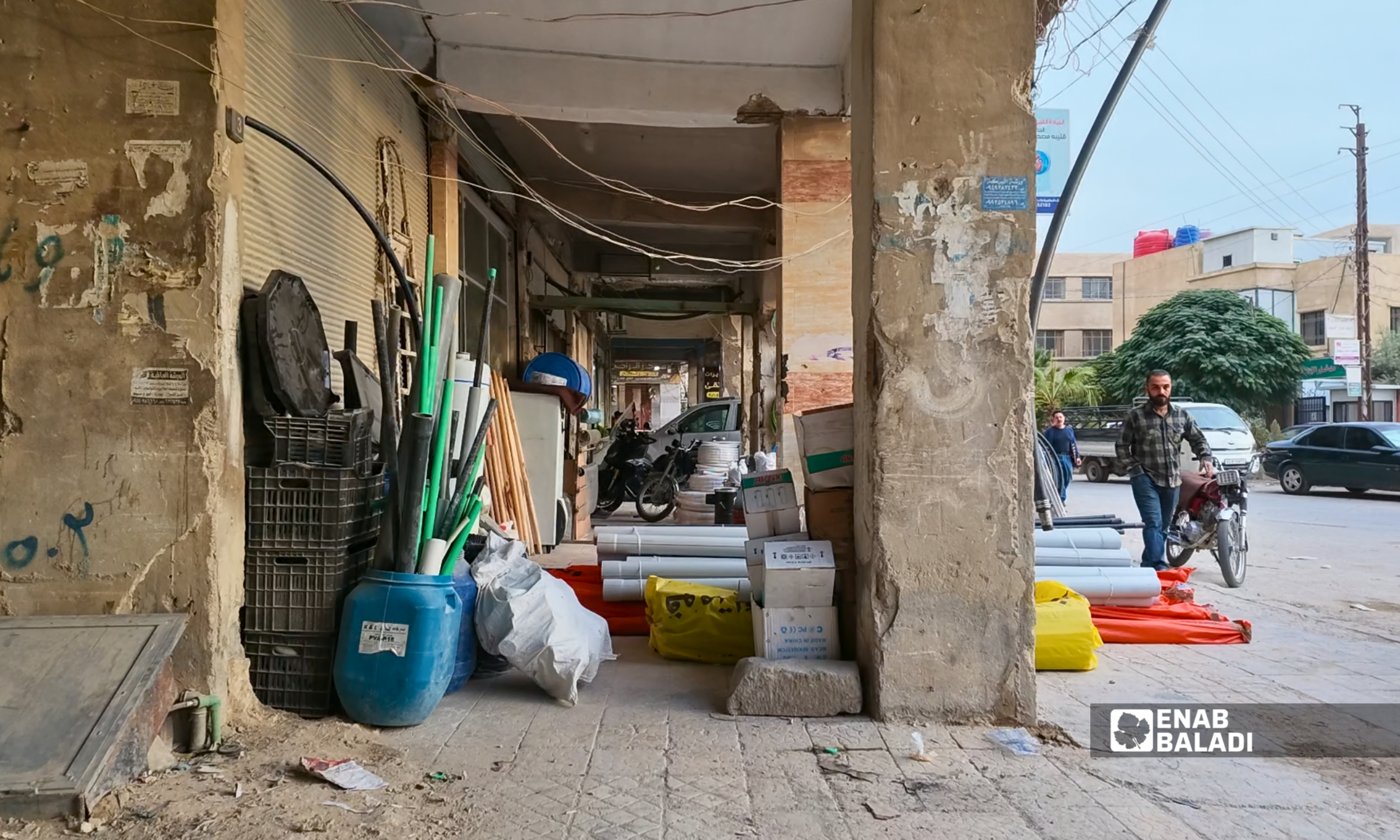 بضائع محال تشغل الرصيف في أحد شوارع داريا