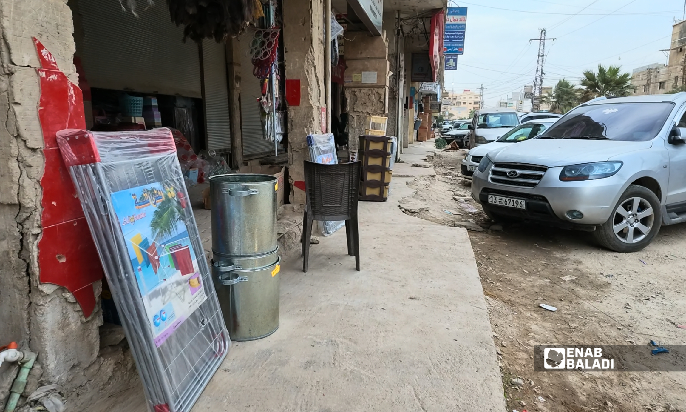 بضائع محال تشغل الرصيف في أحد شوارع داريا