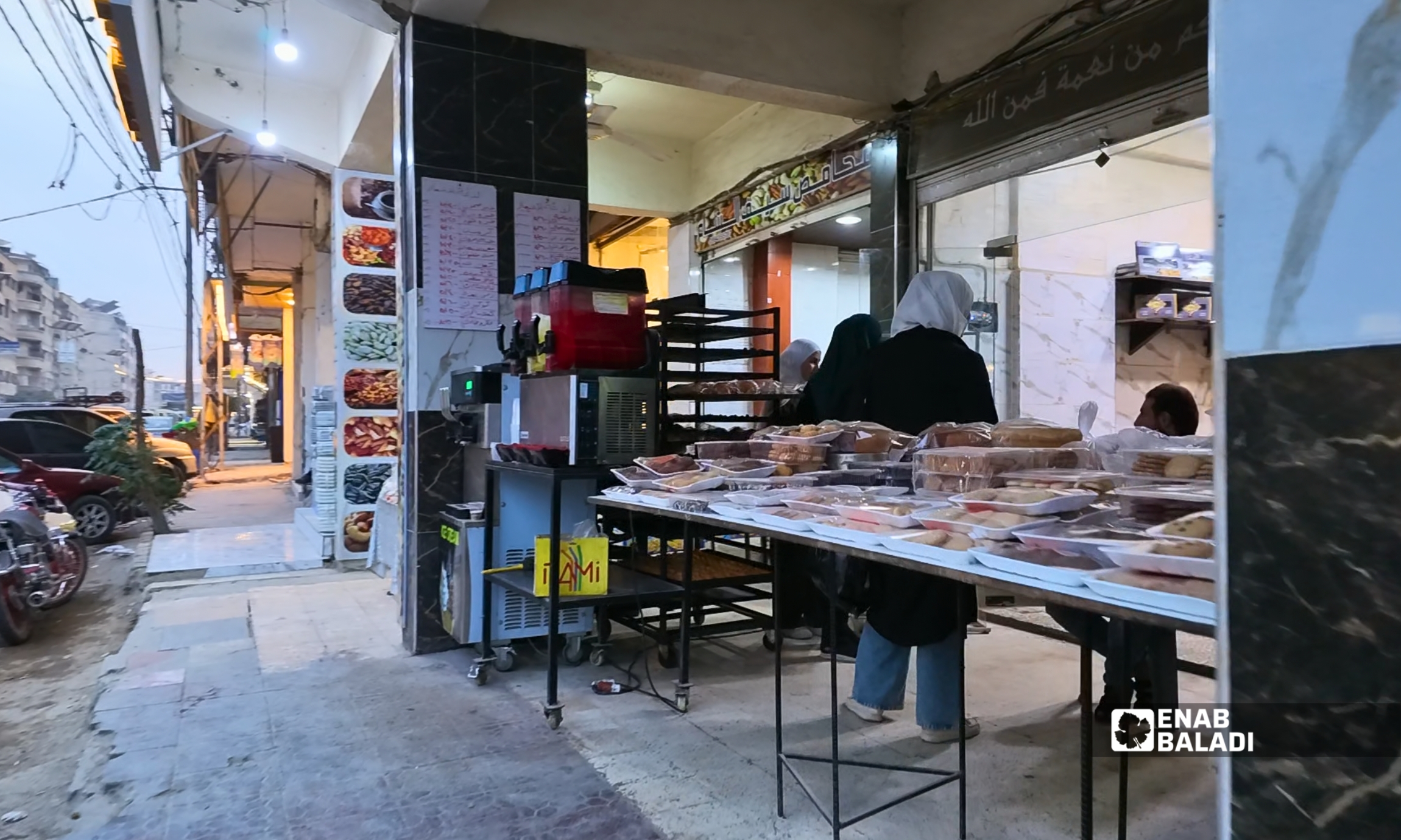 بضائع محال تشغل الرصيف في أحد شوارع داريا