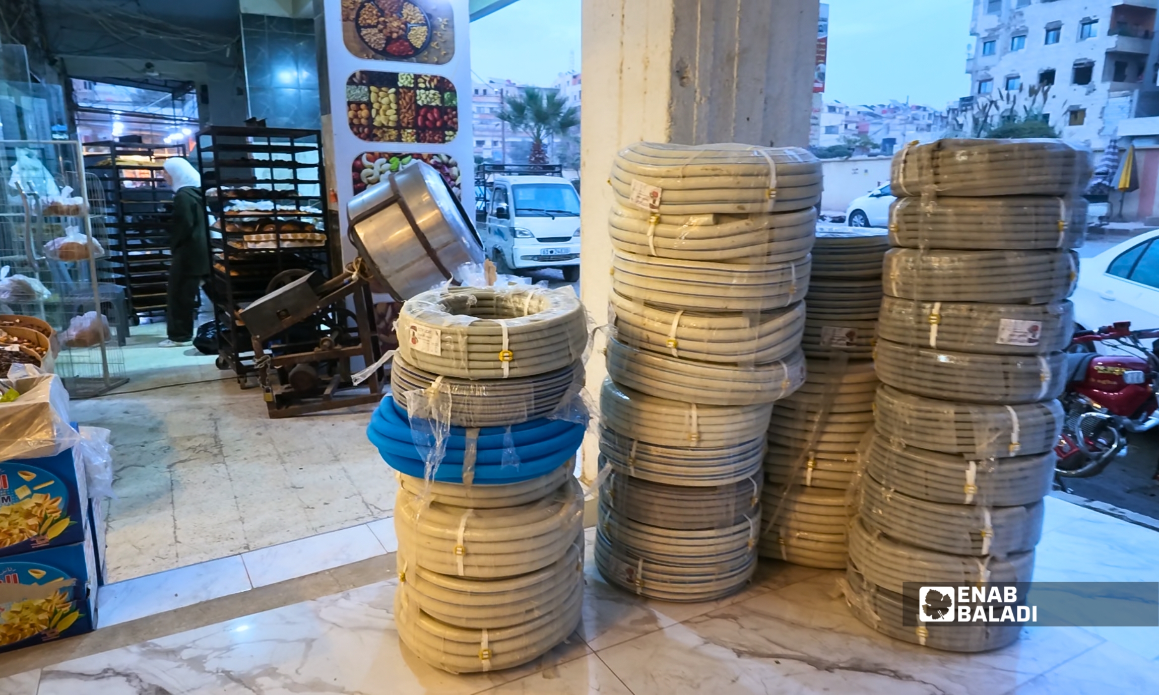 بضائع محال تشغل الرصيف في أحد شوارع داريا
