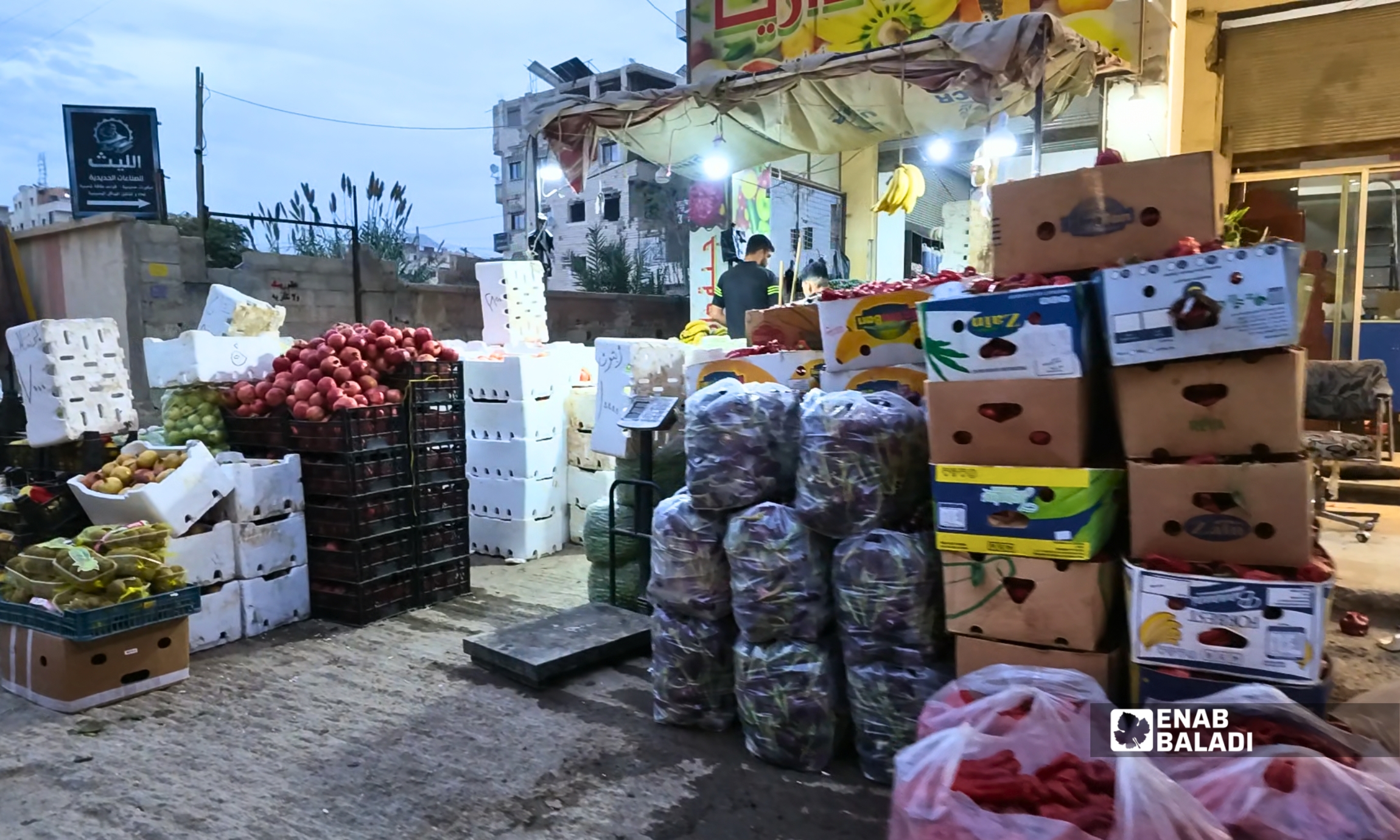 بضائع محال تشغل الرصيف في أحد شوارع داريا