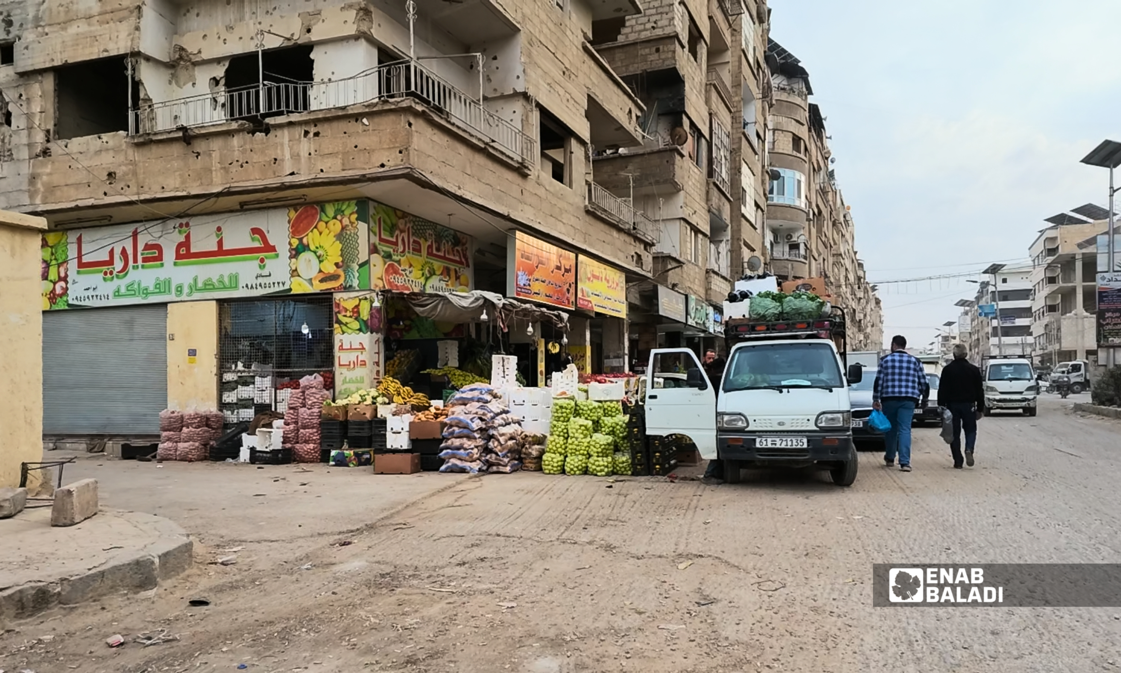 بضائع محال تشغل الرصيف في أحد شوارع داريا