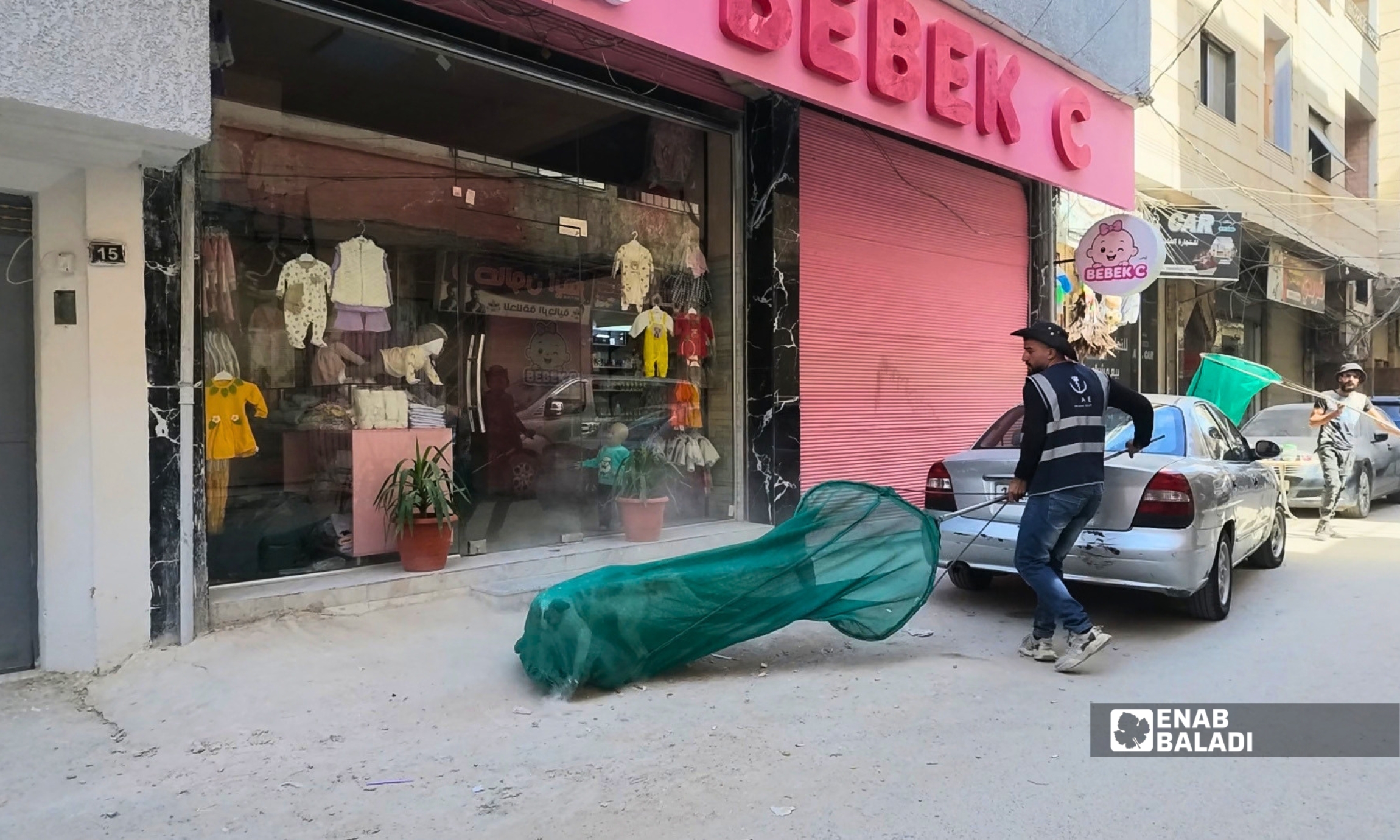 فريق ملجأ «المدام سارة» خلال حملة جمع الكلاب الشاردة في داريا 