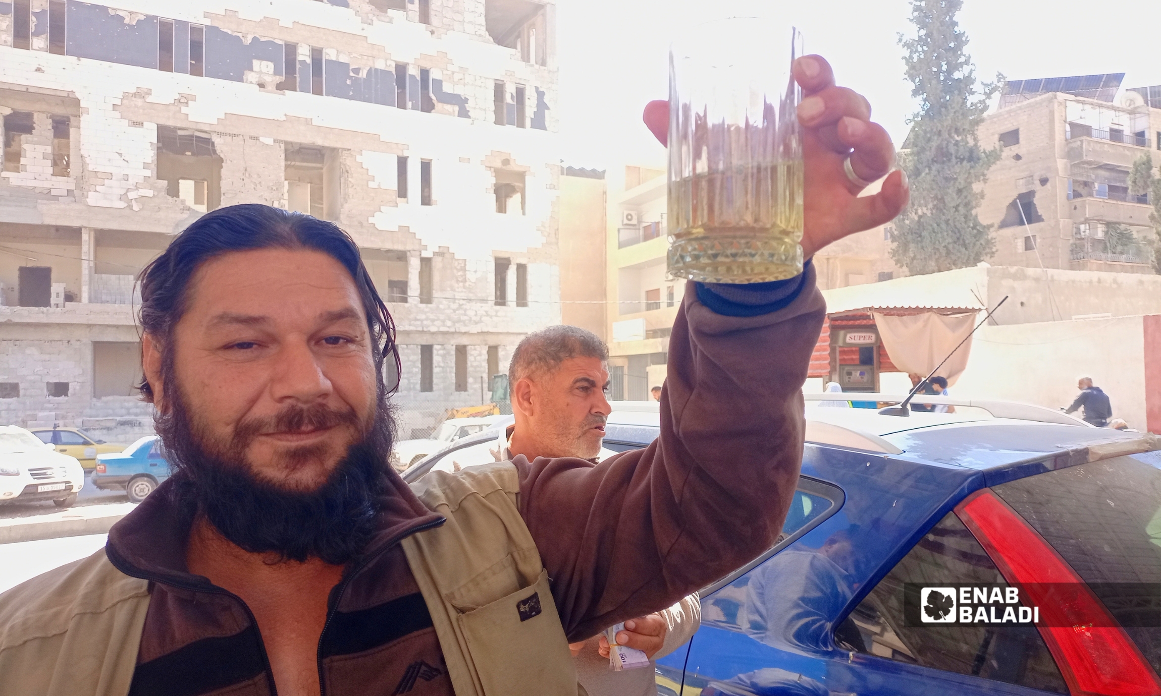 عرض عينة من البنزين في إحدى محطات الوقود بداريا