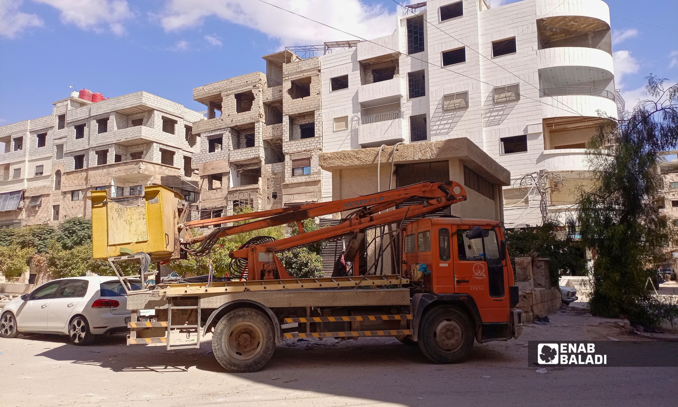 آلية صيانة الكهرباء قرب حديقة المهندسين في منطقة الشاميات بداريا