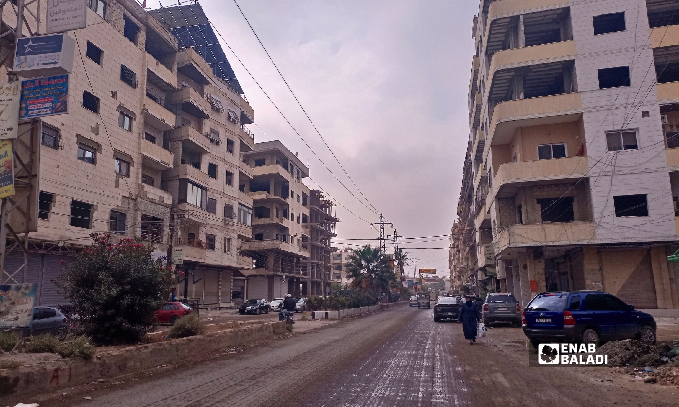 أعمدة وأسلاك كهربائية قرب دوار الشهداء في مدينة داريا 