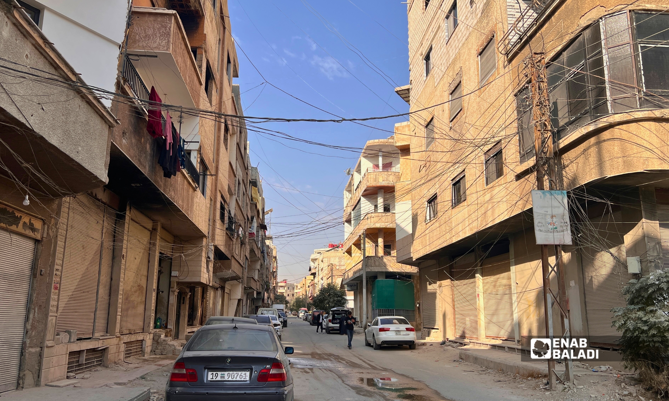 أسلاك متشابكة ومتدلية بين الأبنية في مدينة داريا