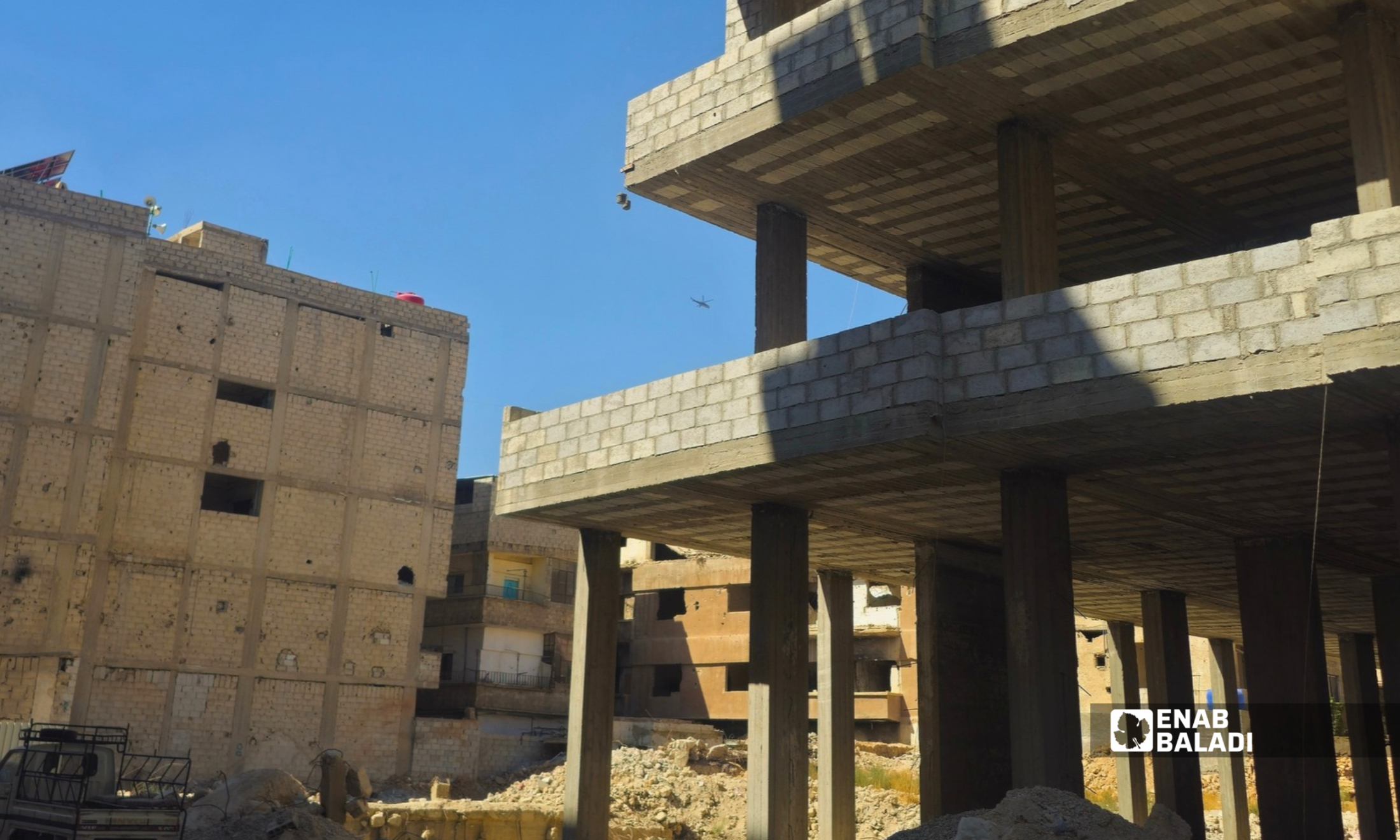 طائرة مروحية تحلق في سماء داريا
