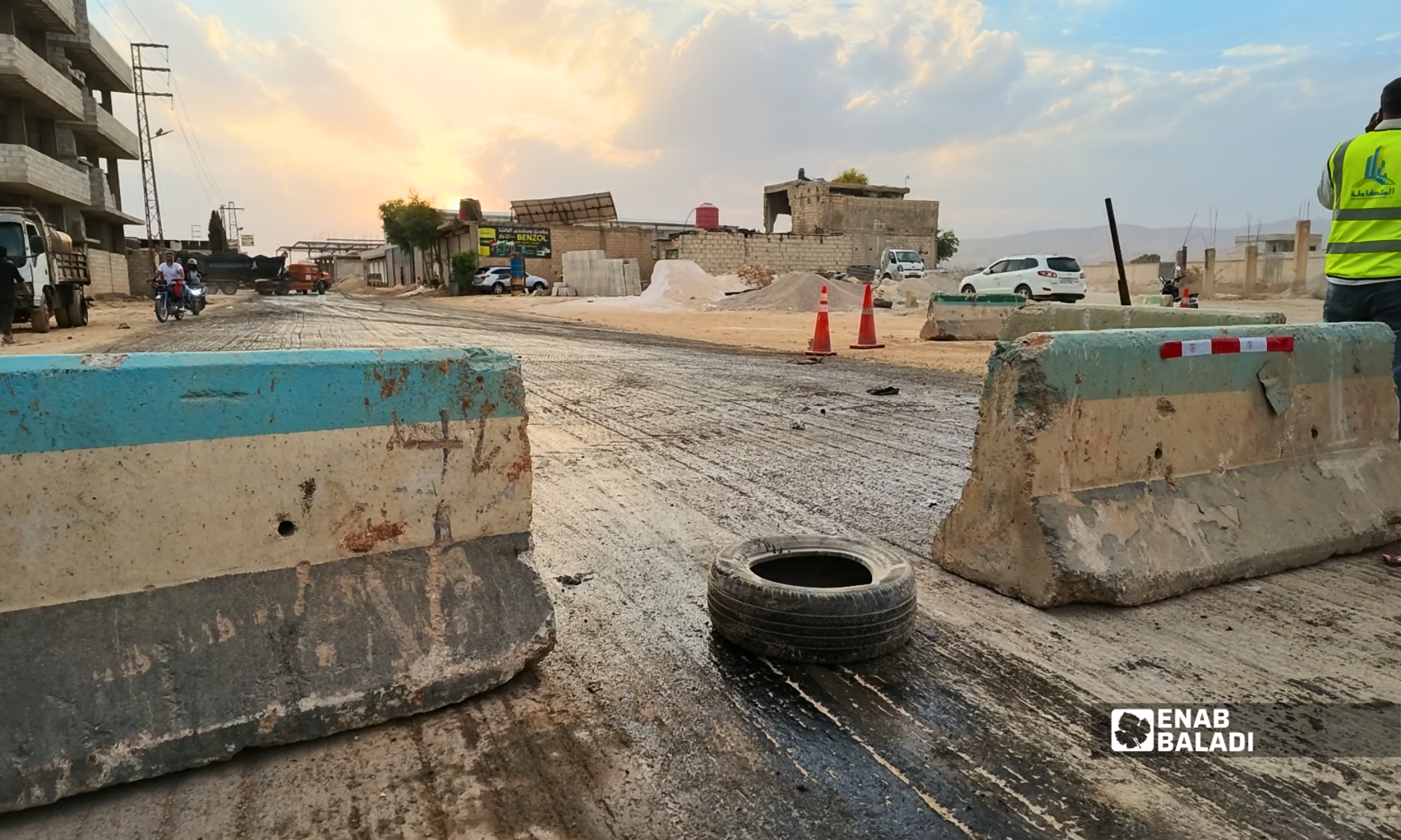 آليات تعمل على تجهيز طريق الفصول الأربعة في داريا للتزفيت