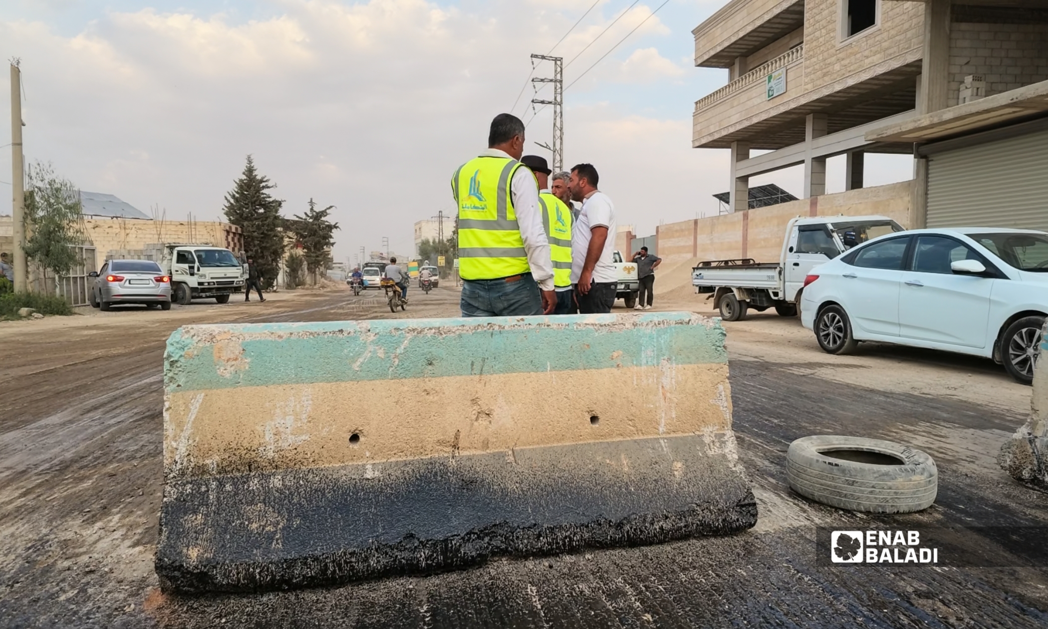 آليات تعمل على تجهيز طريق الفصول الأربعة في داريا للتزفيت