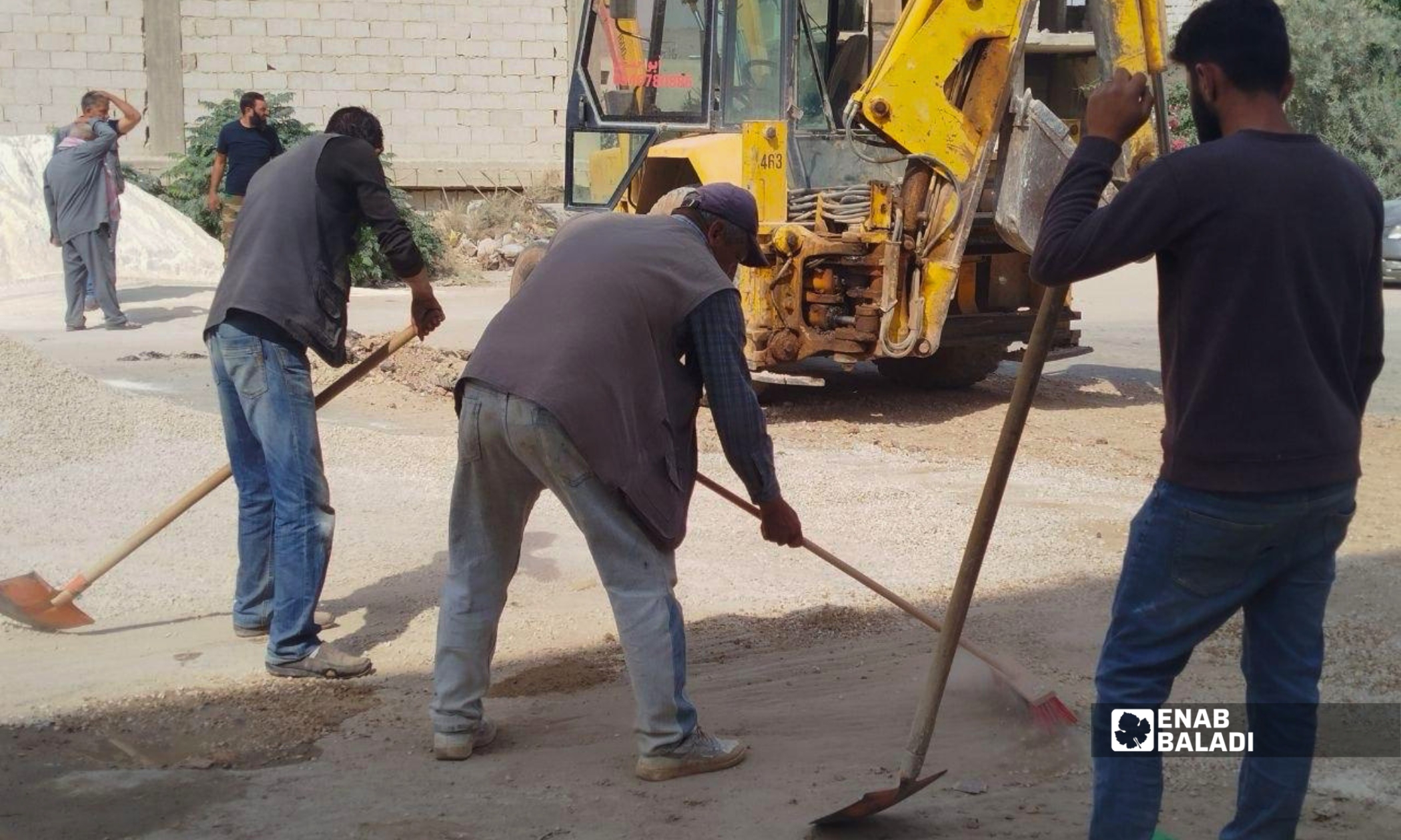 حفريات لتمديد الخدمات قبل التزفيت في طريق الفصول الأربعة بداريا