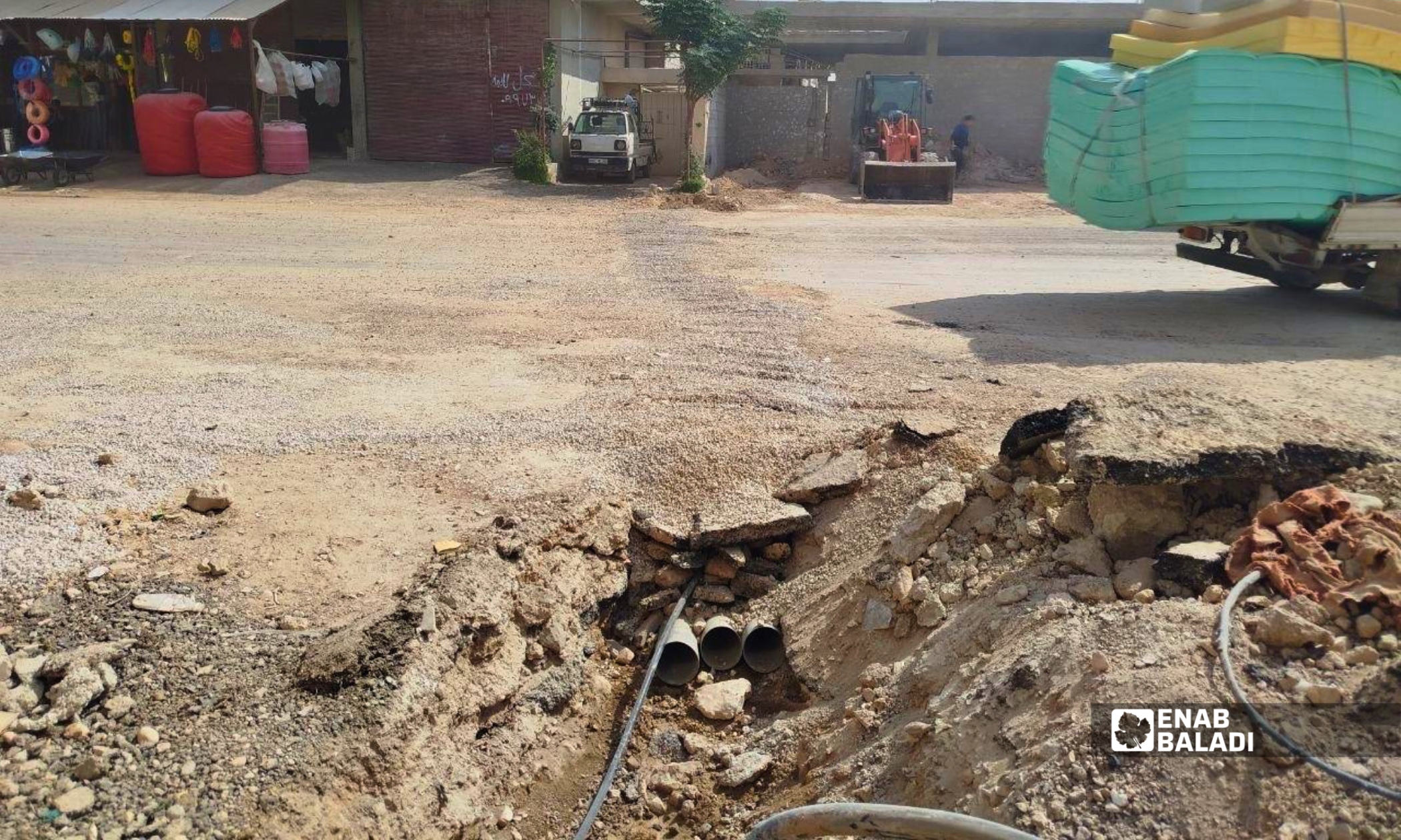 حفريات لتمديد الخدمات قبل التزفيت في طريق الفصول الأربعة بداريا