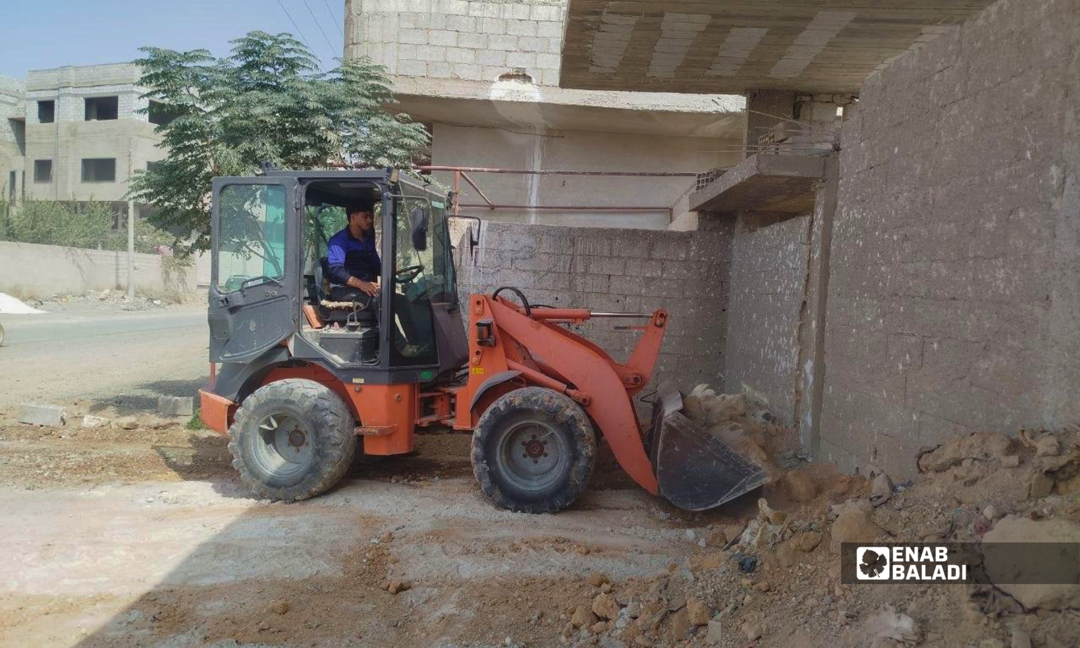 حفريات لتمديد الخدمات قبل التزفيت في طريق الفصول الأربعة بداريا