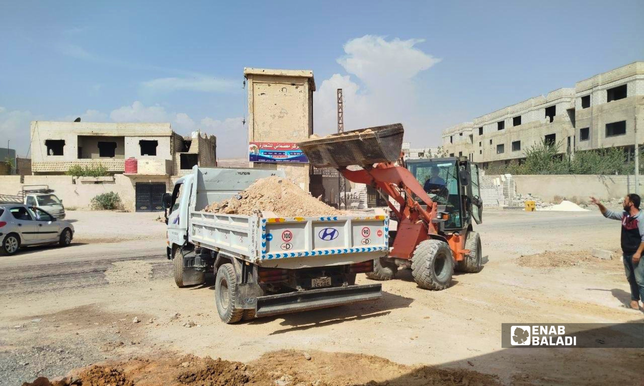 حفريات لتمديد الخدمات قبل التزفيت في طريق الفصول الأربعة بداريا
