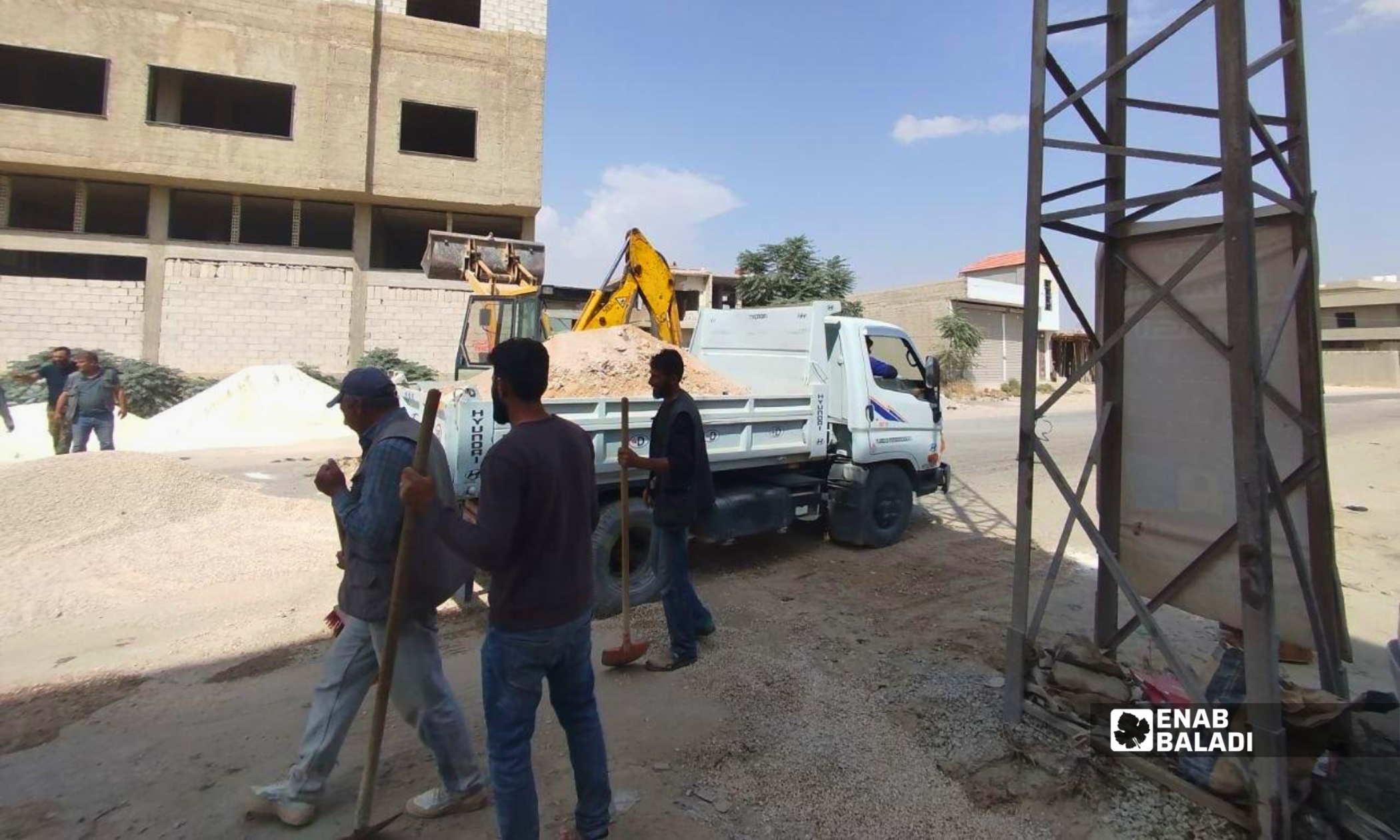 حفريات قبل يوم من تزفيت طريق الفصول الأربعة في داريا.. البلدية تحذر من هبوط الأسفلت 17 حفريات لتمديد الخدمات قبل التزفيت في طريق الفصول الأربعة بداريا