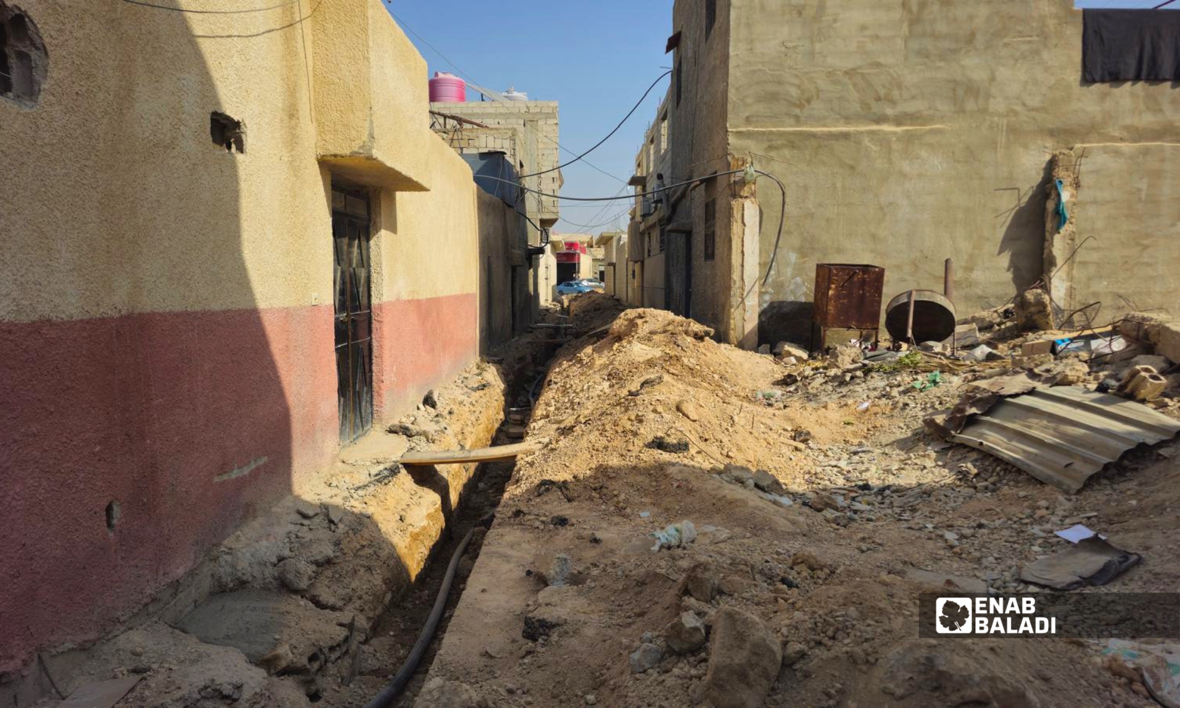 أعمال تمديد خط مياه في إحدى الحارات المحيطة بكازية شميط بمدينة داريا 