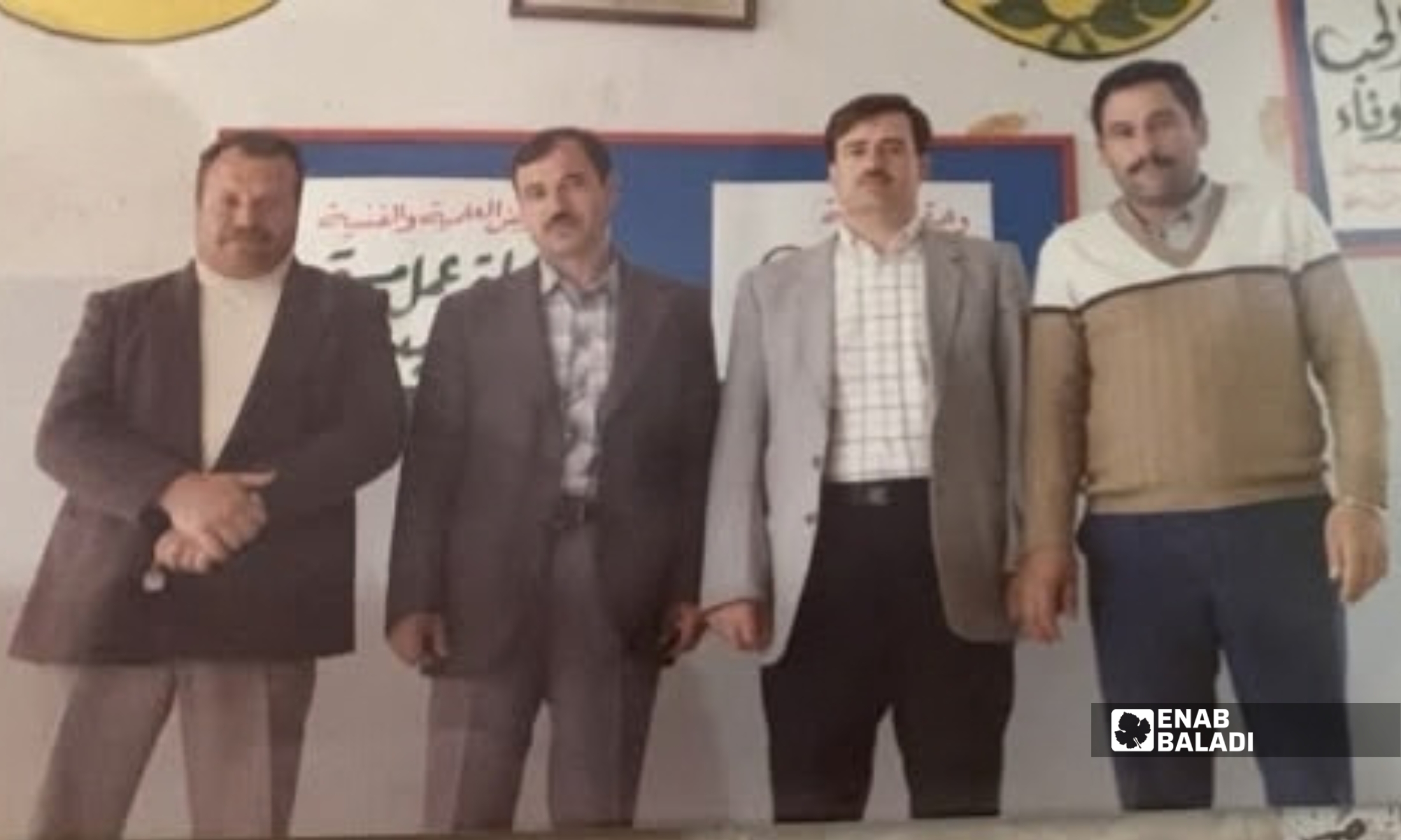 من اليمين الأستاذ عدنان الصيصي، والأستاذ جودت زيادة، والأستاذ صالح جعنينة، في ثانوية الغوطة الغربية في أواخر التسعينيات (أرشيف عبد الكريم العبار)