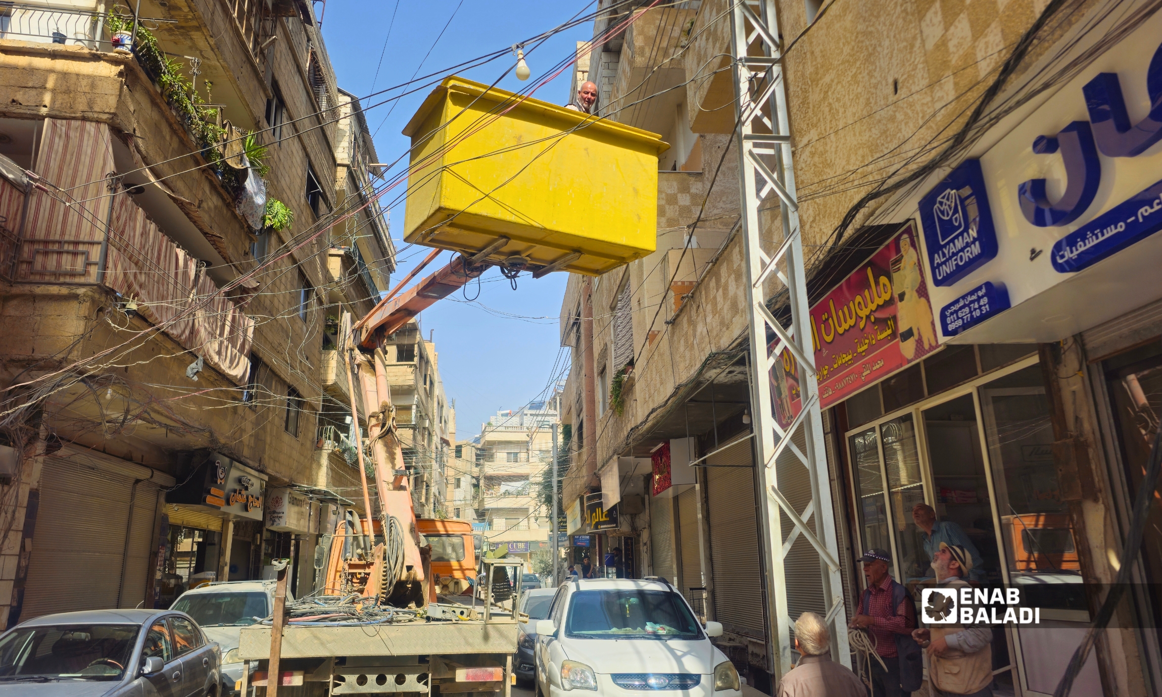 عمال طوارئ الكهرباء يستبدلون لوحة كهربائية في داريا 