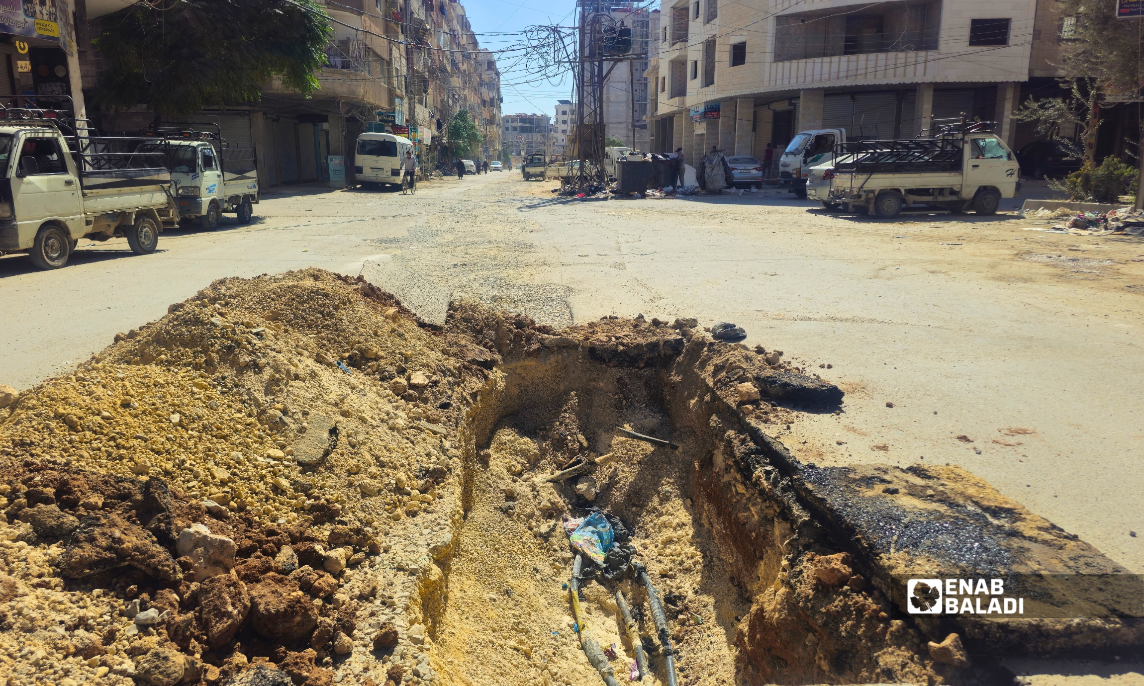 عمال طوارئ الكهرباء يستبدلون لوحة كهربائية في داريا 