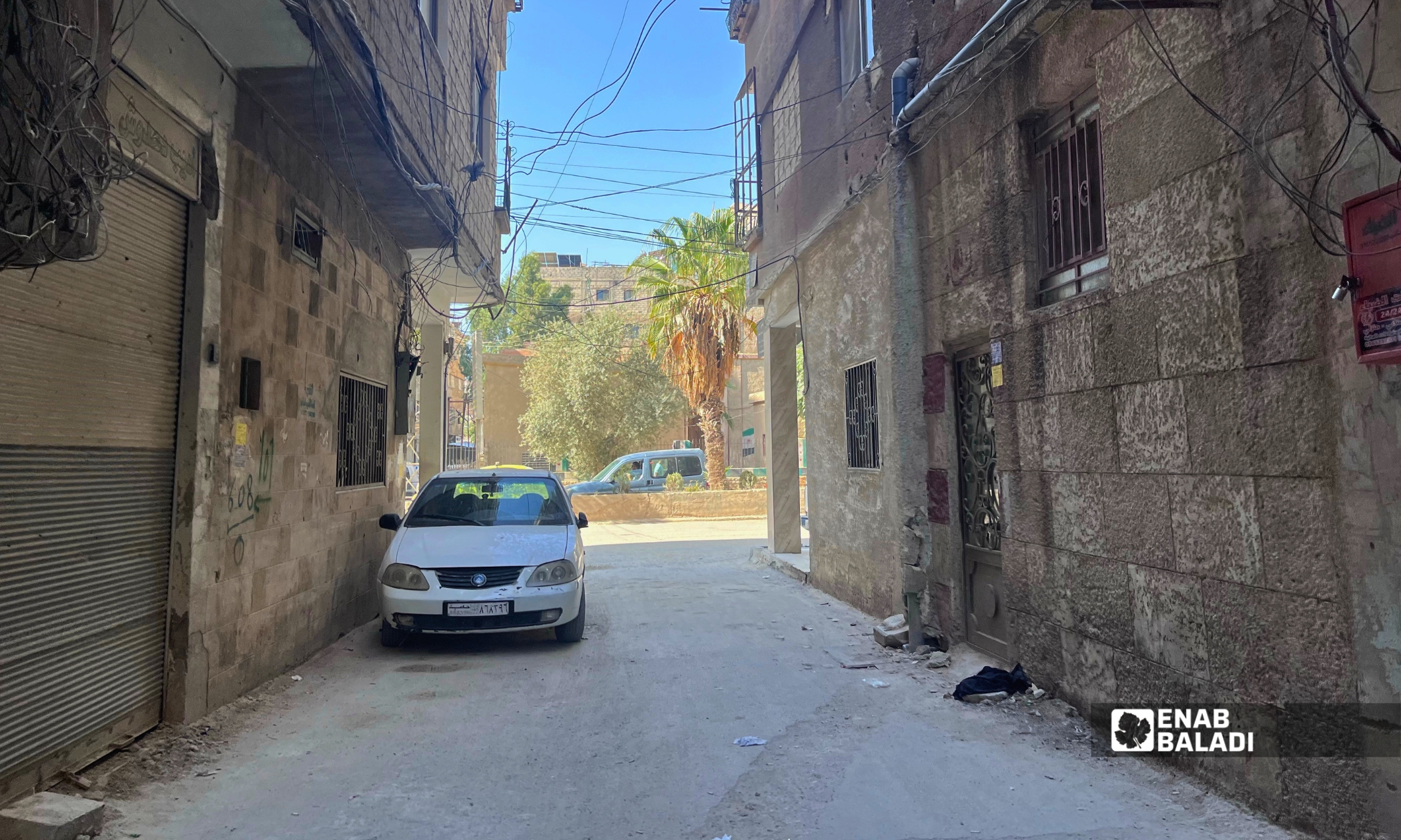 إحدى الحارات الداخلية في شارع البلدية بداريا بعد عودة المياه إلى منازلها