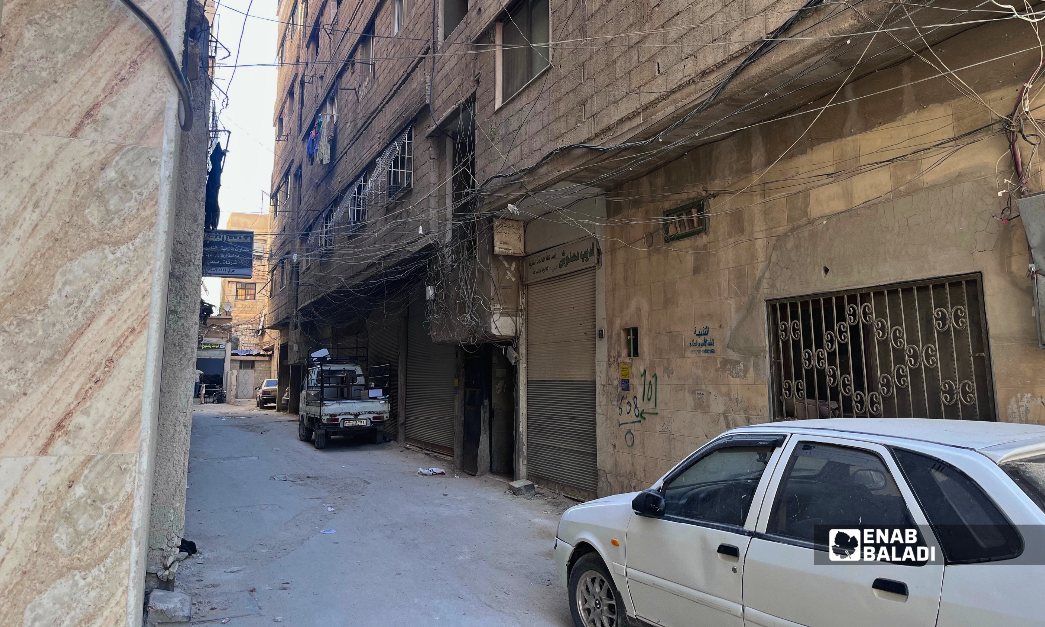 إحدى الحارات الداخلية في شارع البلدية بداريا بعد عودة المياه إلى منازلها