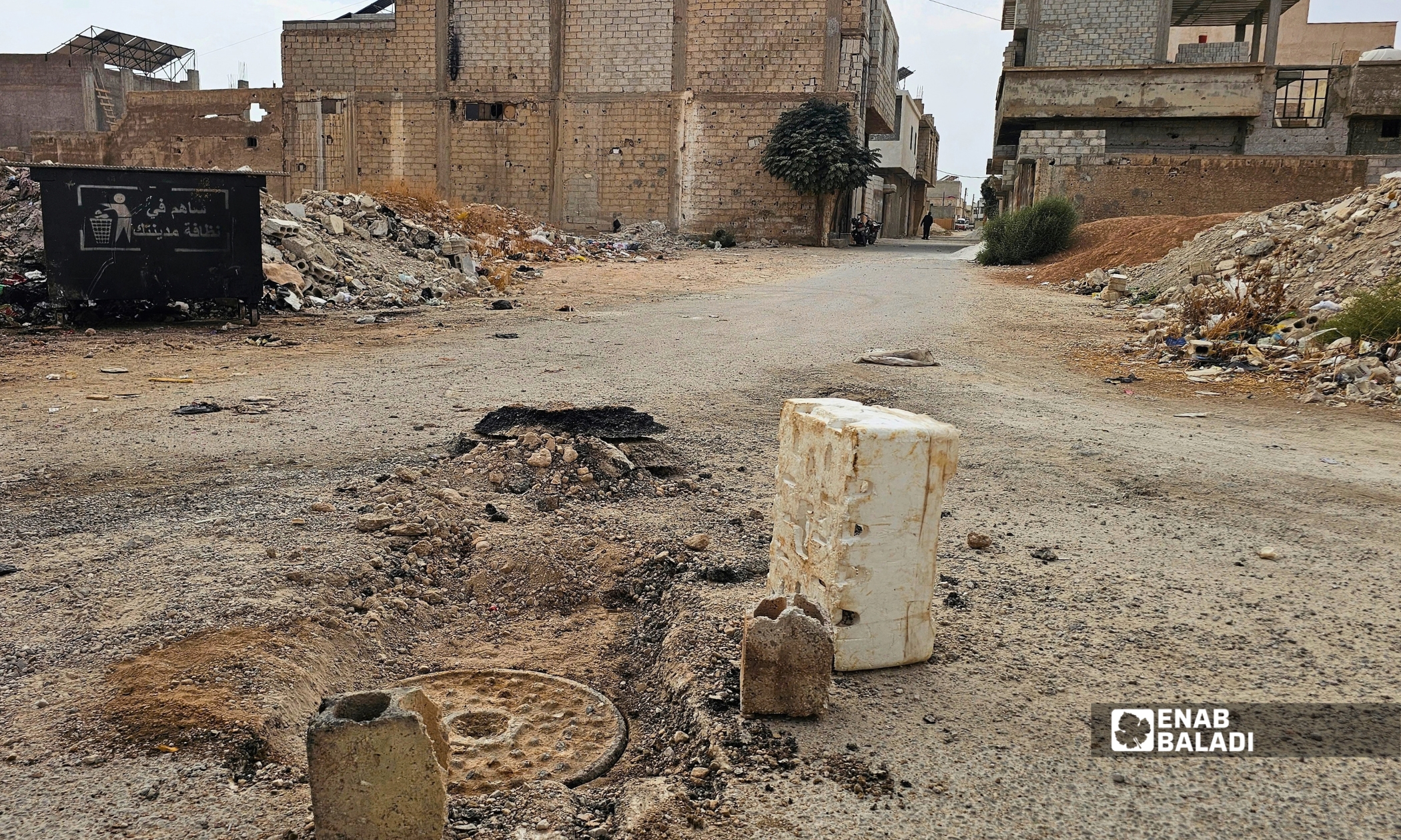 أعمال حفر وصيانة شبكة الصرف الصحي في حارة الفرخ بأرض المراح في داريا