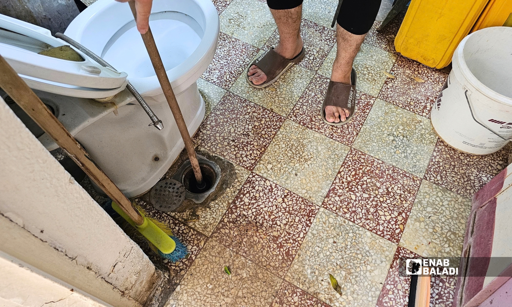 أعمال حفر وصيانة شبكة الصرف الصحي في حارة الفرخ بأرض المراح في داريا 