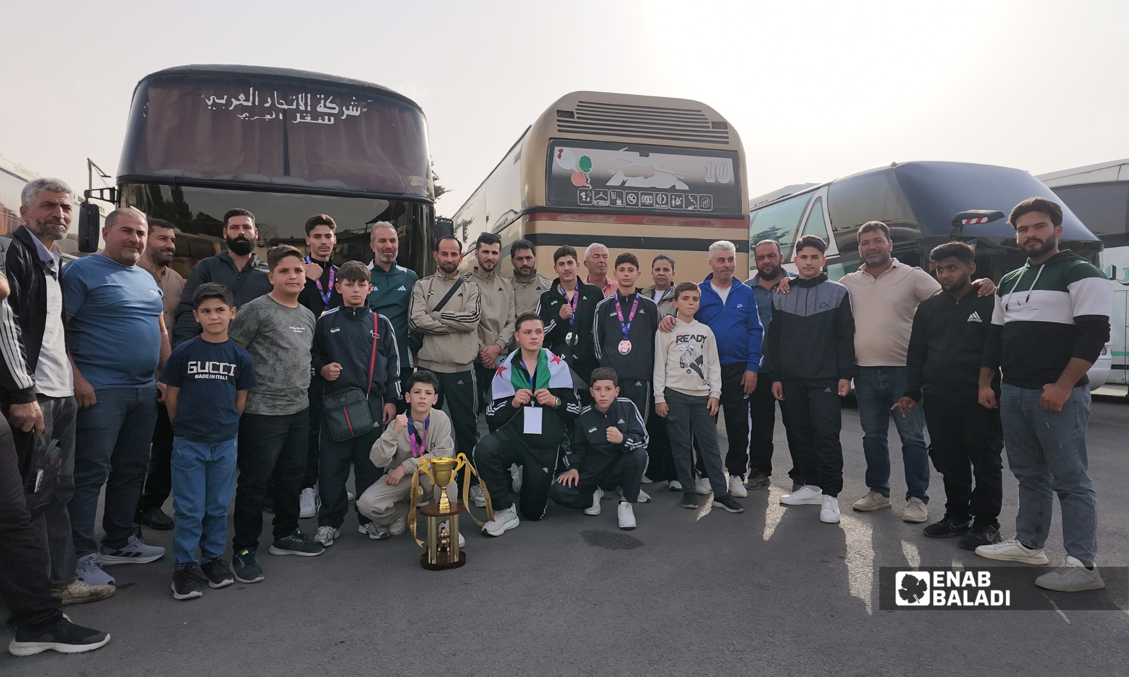 لاعبون من داريا يحملون ميدالياتهم بعد العودة من كأس العالم للكيك بوكسينج في أوزبكستان