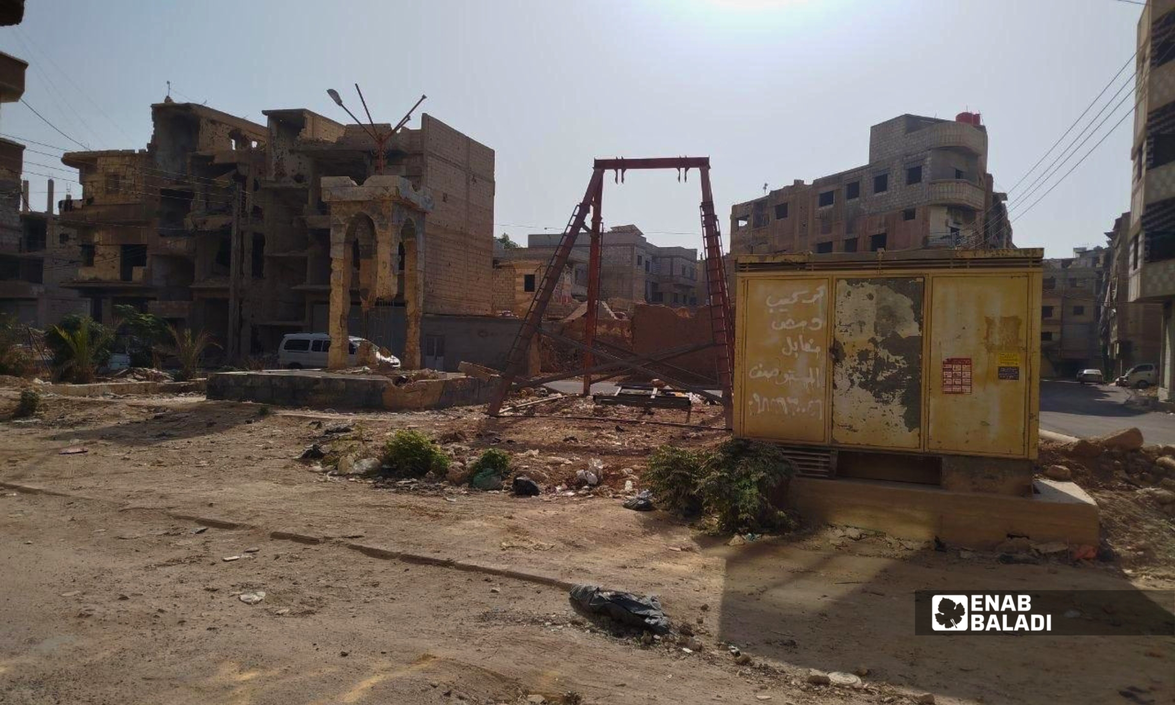 محوّلة كهرباء وخطوط تغذية بين أبنية سكنية في مدينة داريا بريف دمشق
