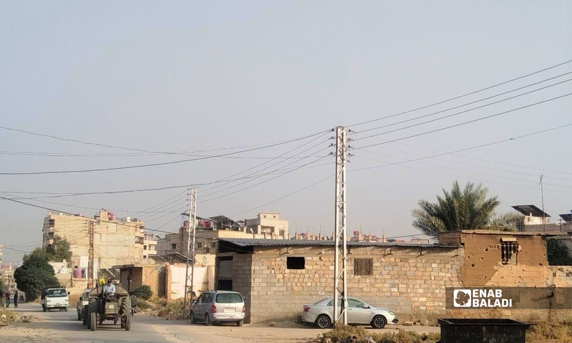 تمديدات كهربائية بين أبنية سكنية في مدينة داريا
