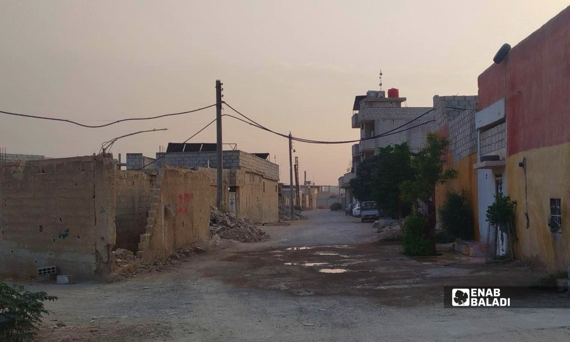 تمديدات كهربائية بين أبنية سكنية في مدينة داريا
