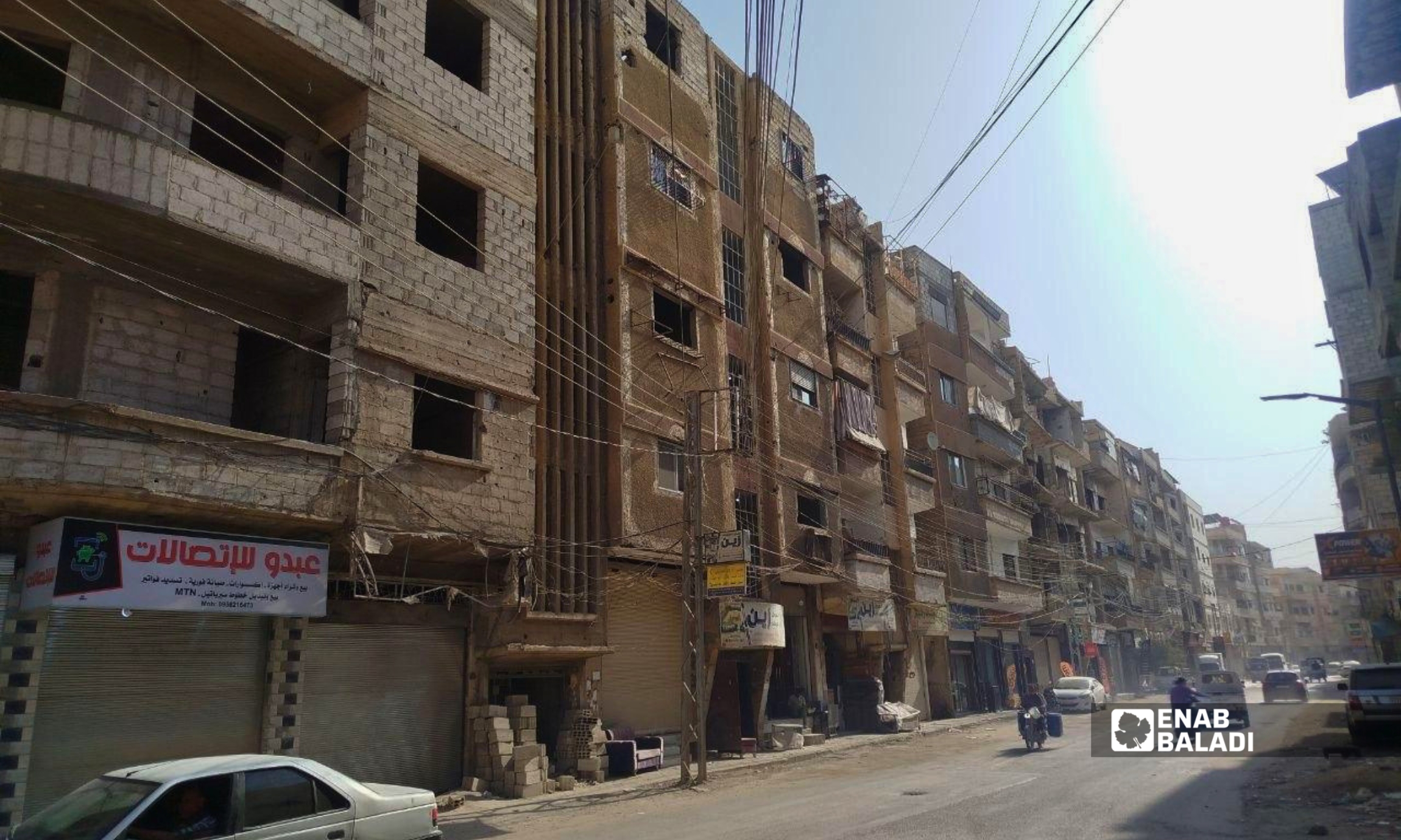 تمديدات كهربائية بين أبنية سكنية في مدينة داريا