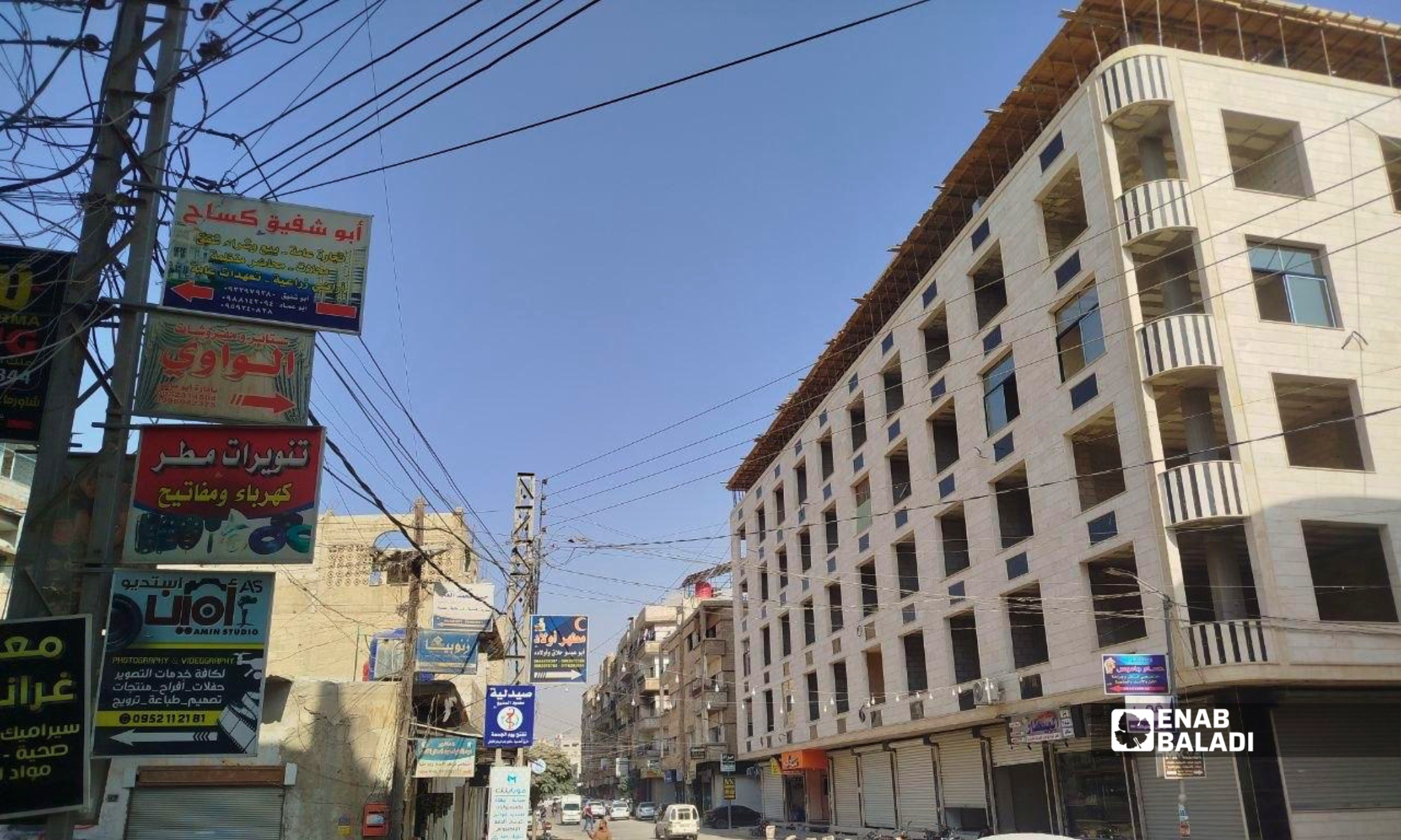 تمديدات كهربائية بين أبنية سكنية في مدينة داريا